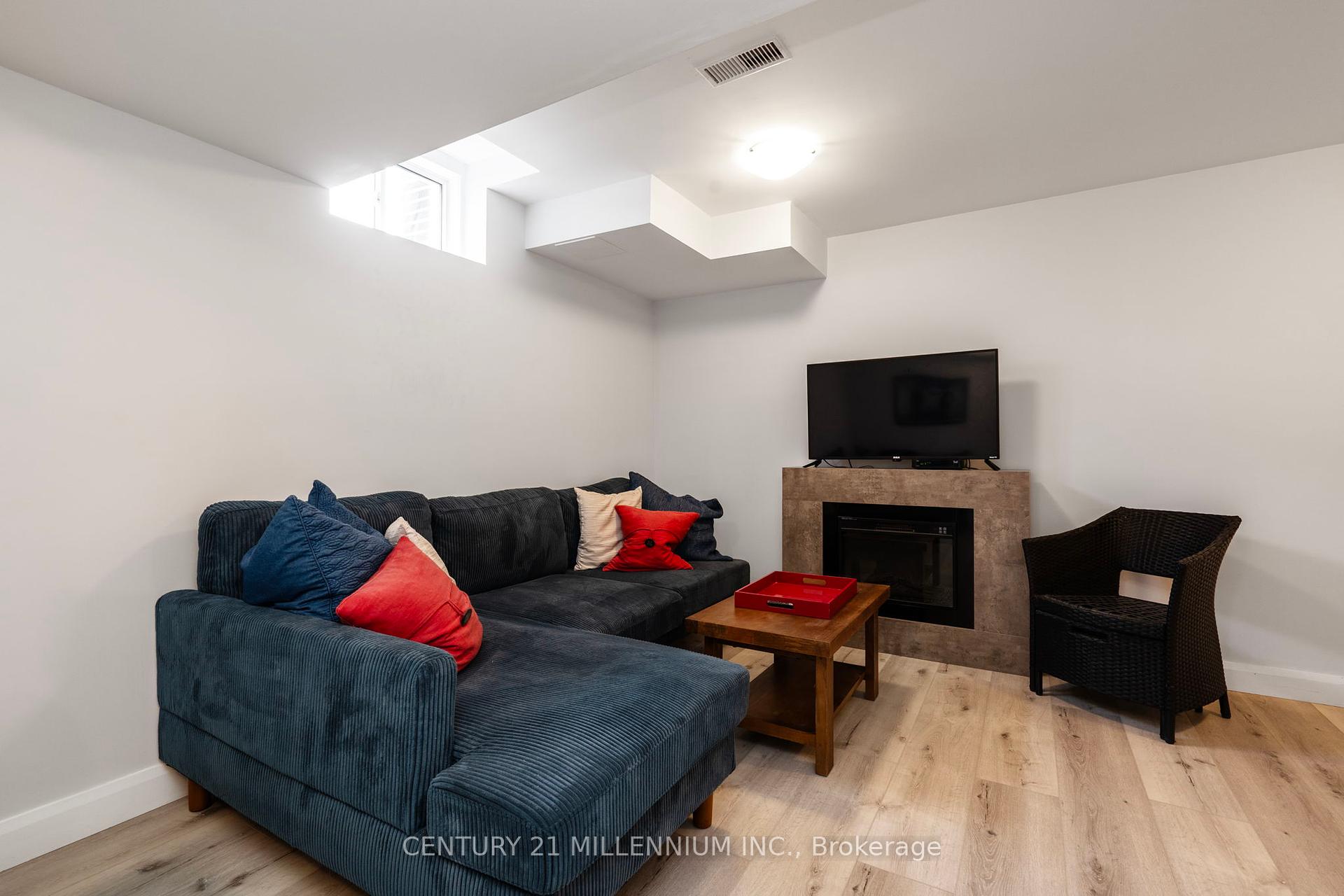 3 Bedrooms Condo at 19 Arietta, Hamilton For sale