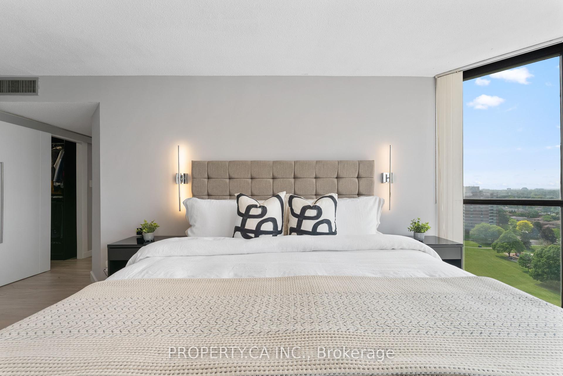 3 Bedrooms Condo at 40 Richview, Toronto For sale