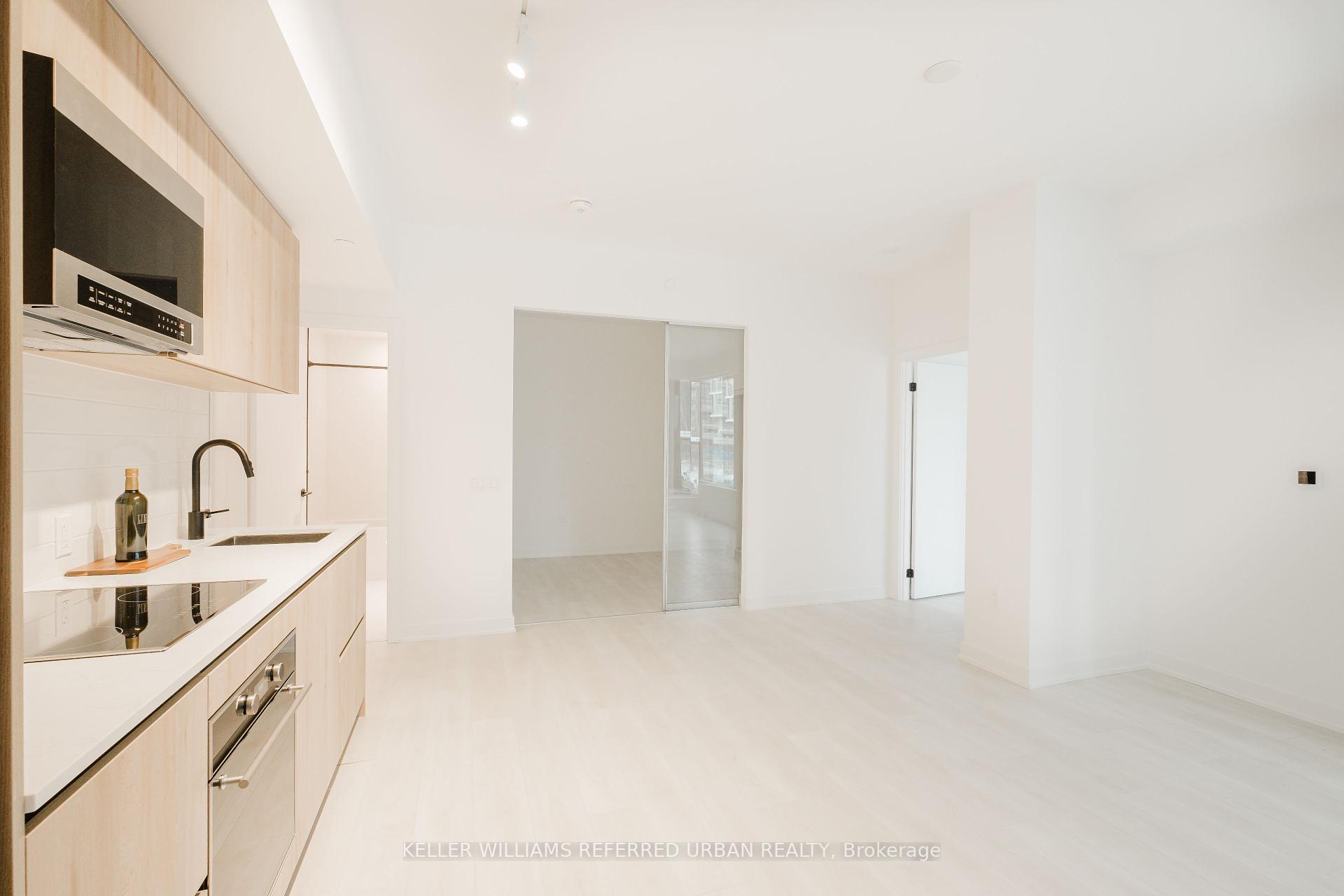 3 Bedrooms Condo at 127 Broadway, Toronto For sale