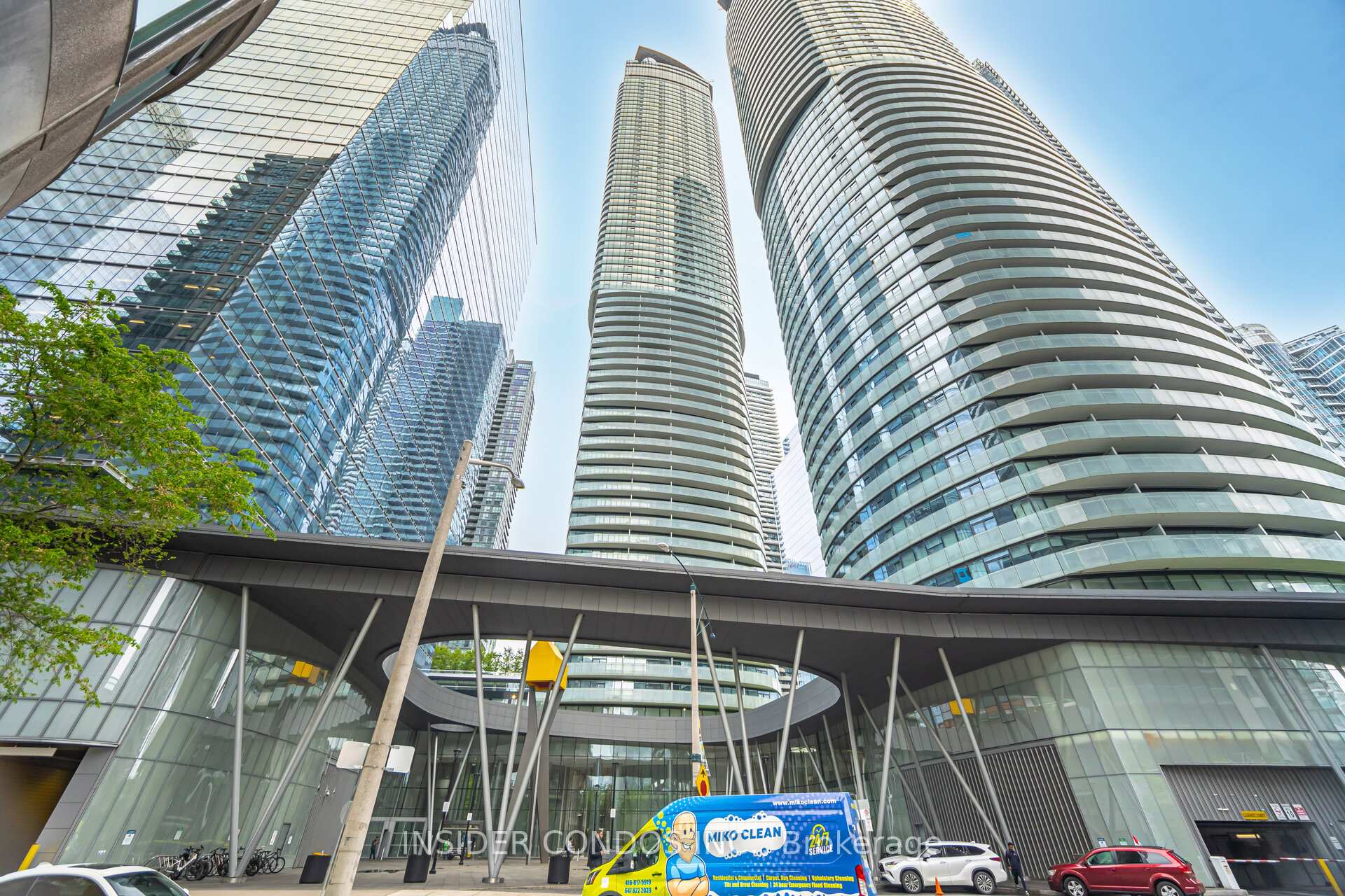 2 Bedrooms Condo at 12 York, Toronto For sale