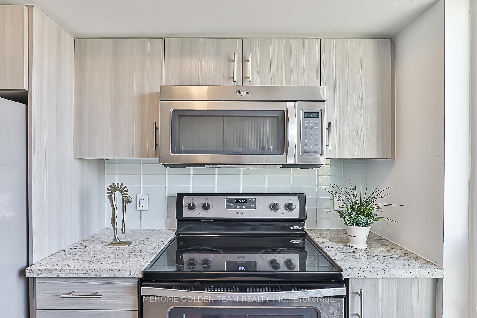 3 Bedrooms Condo at 185 Bonis,  Toronto For sale