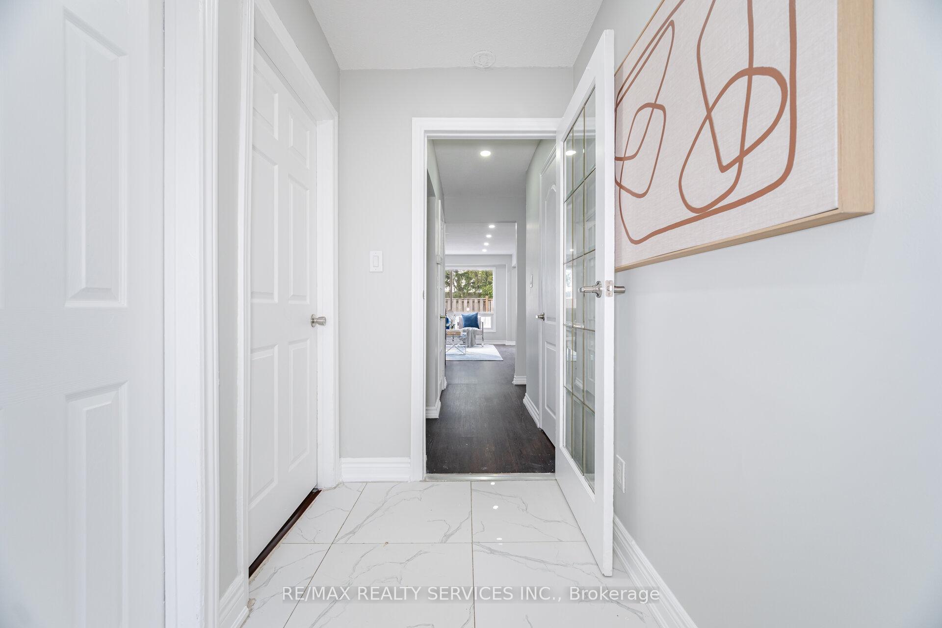 5 Bedrooms Condo at 3525 Brandon Gate, Mississauga For sale