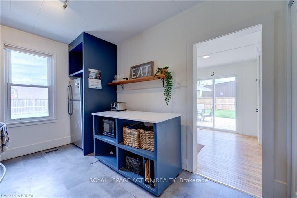 9 Curtis Avenue S
