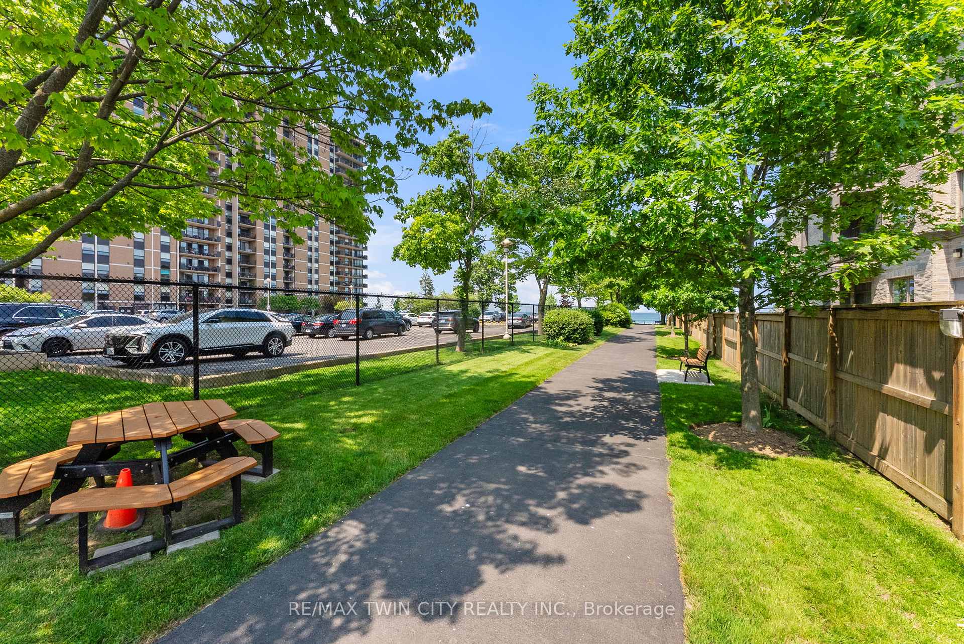 2 Bedrooms Condo at 301 Frances, Hamilton For sale