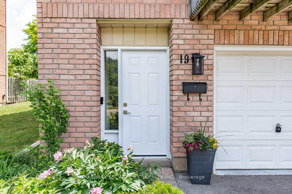 3 Bedrooms Condo at 29 HERITAGE, Hamilton For sale