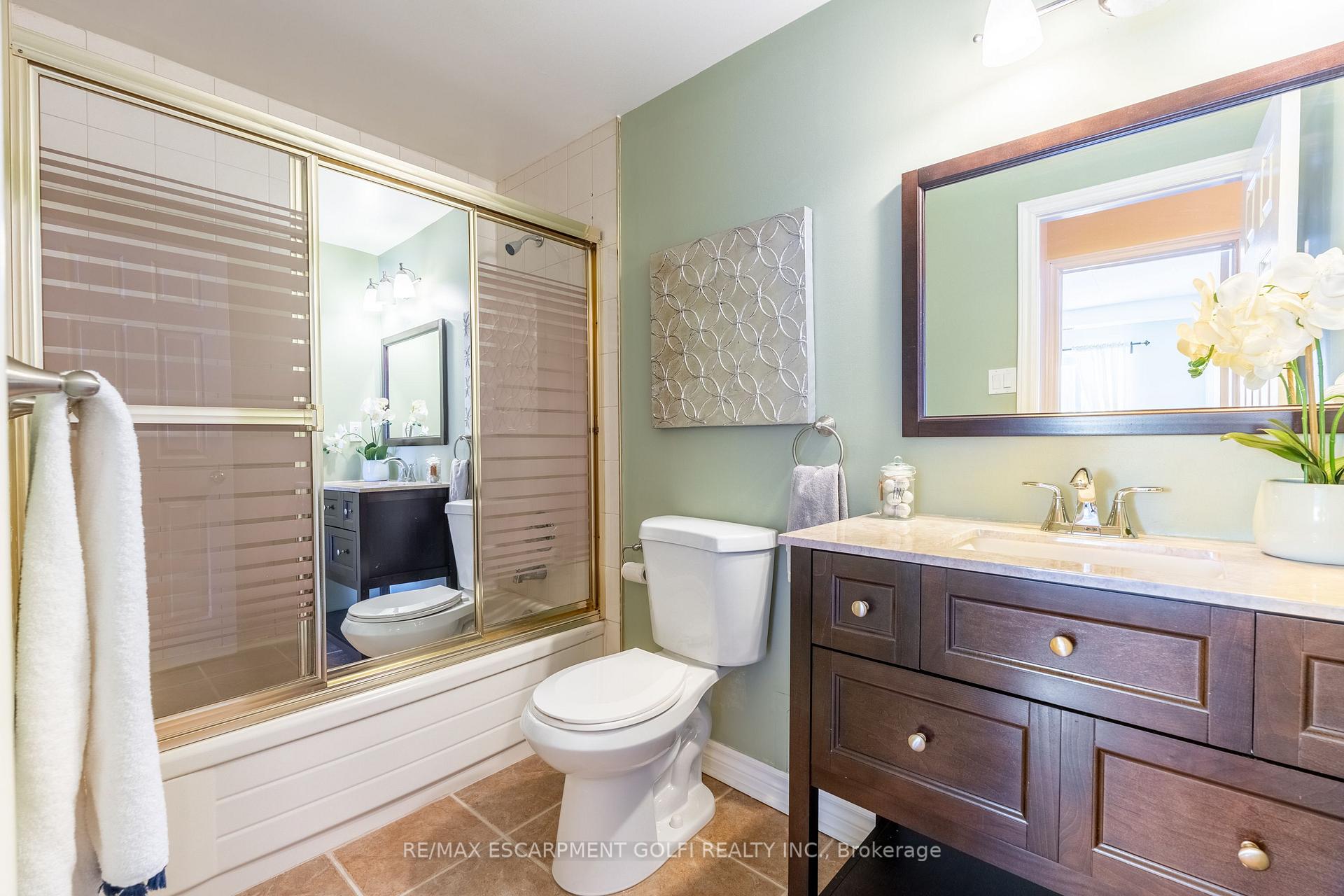 2 Bedrooms Condo at 416 LIMERIDGE,  Hamilton For sale