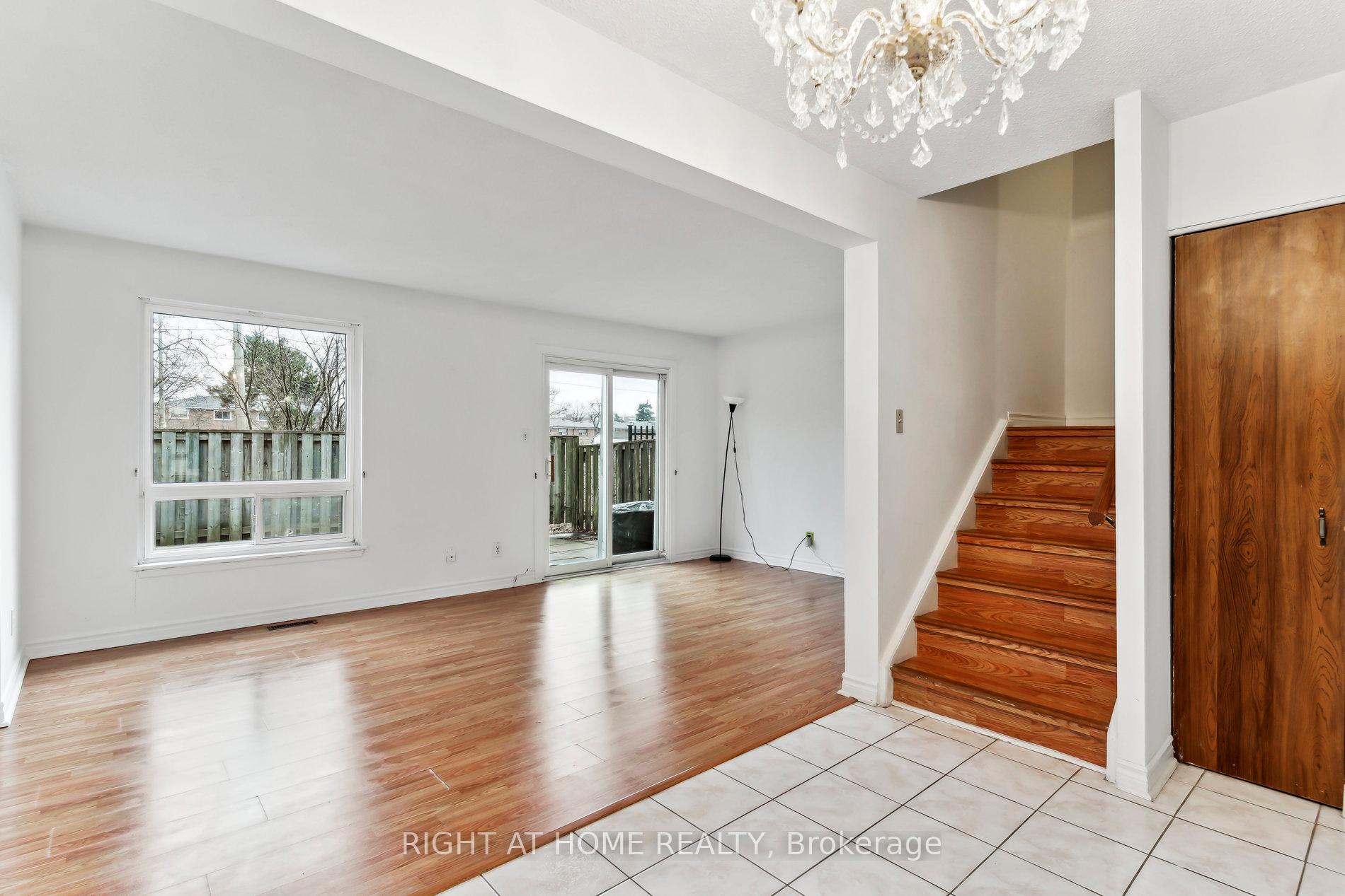 6 Bedrooms Condo at 44 Chester Le, Toronto For sale
