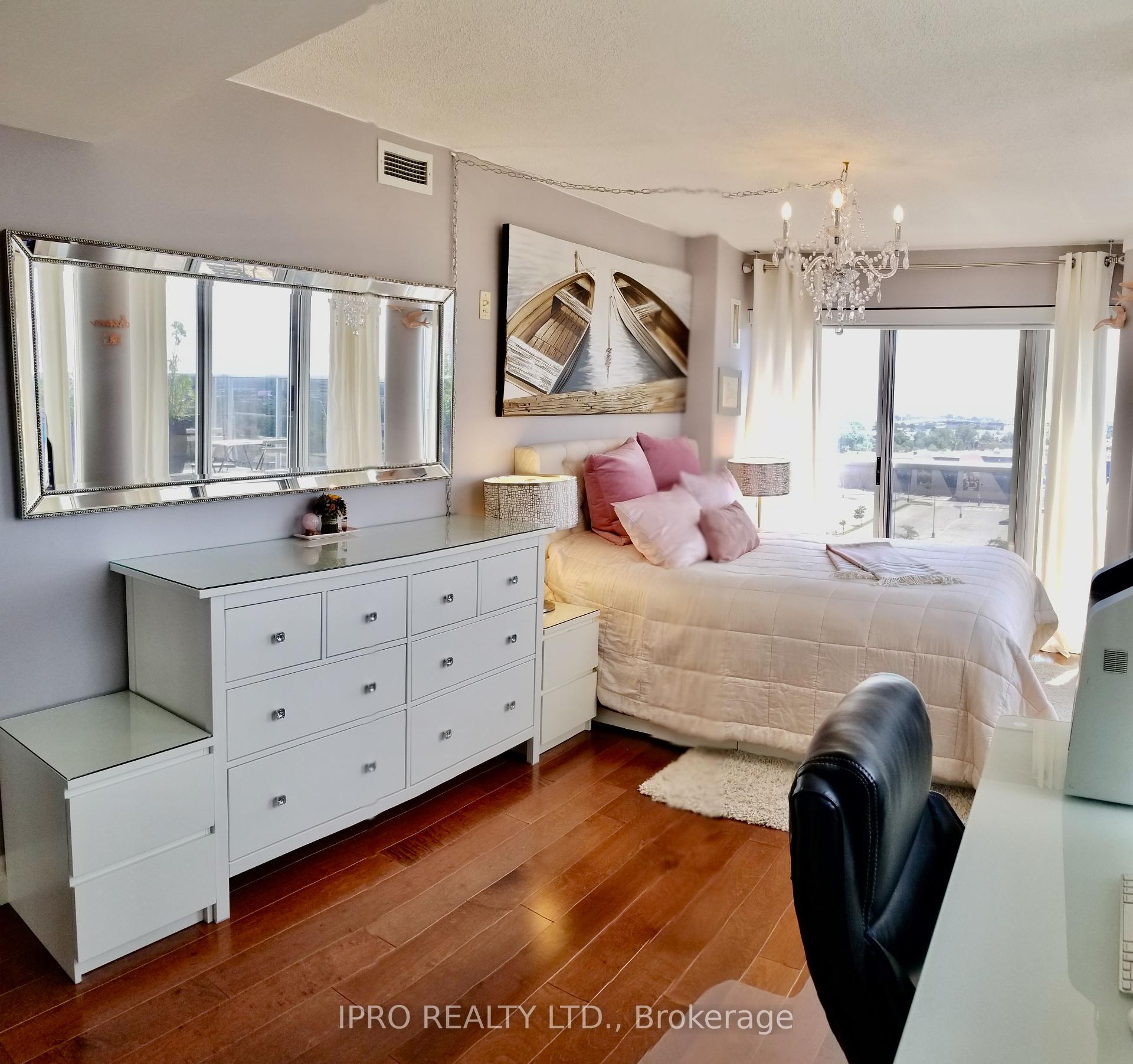 3 Bedrooms Condo at 1040 The Queensway,  Toronto For sale