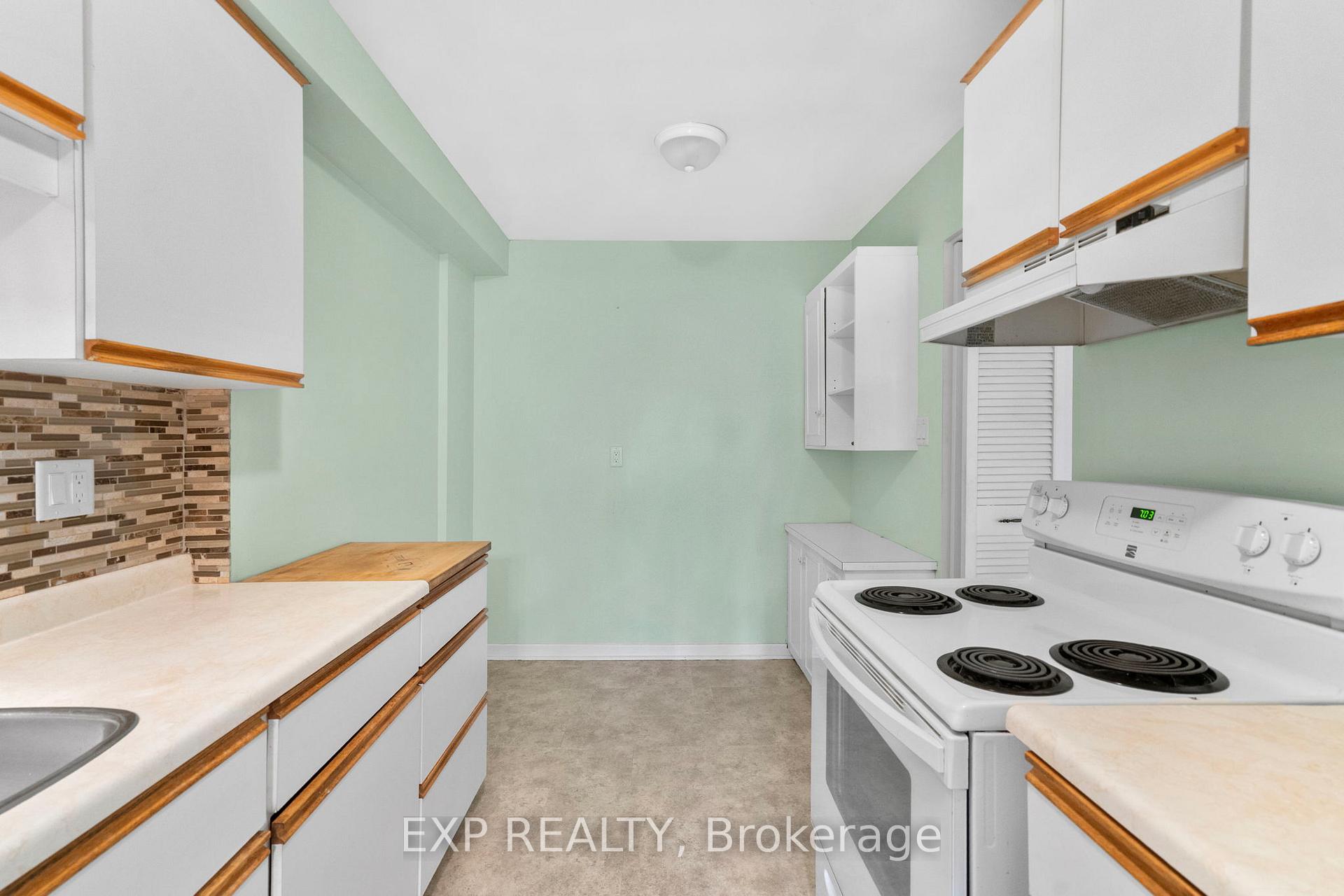 3 Bedrooms Condo at 108 Flaming Rose, Toronto For sale