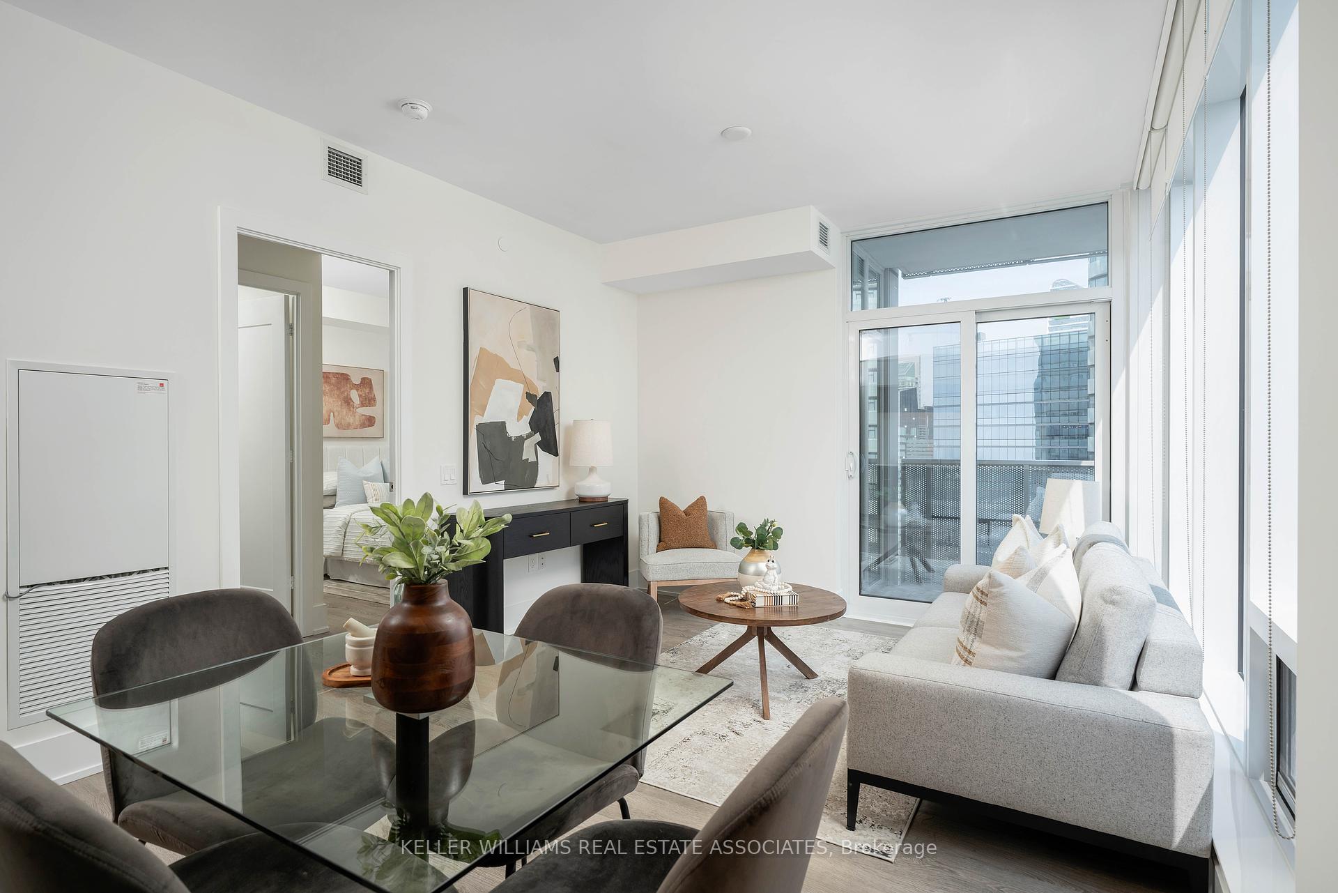 2 Bedrooms Condo at 10 York, Toronto For sale