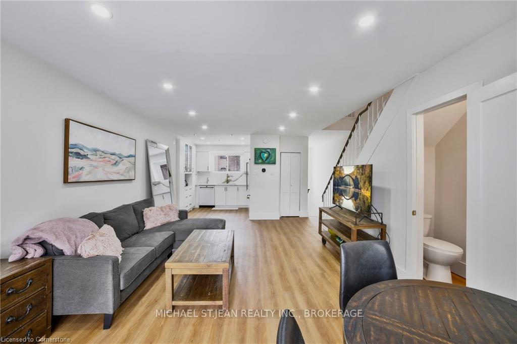 2 Bedrooms Condo at 621 Francis, Burlington For sale