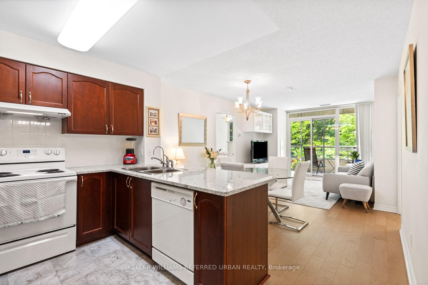 2 Bedrooms Condo at 35 Hollywood, Toronto For sale