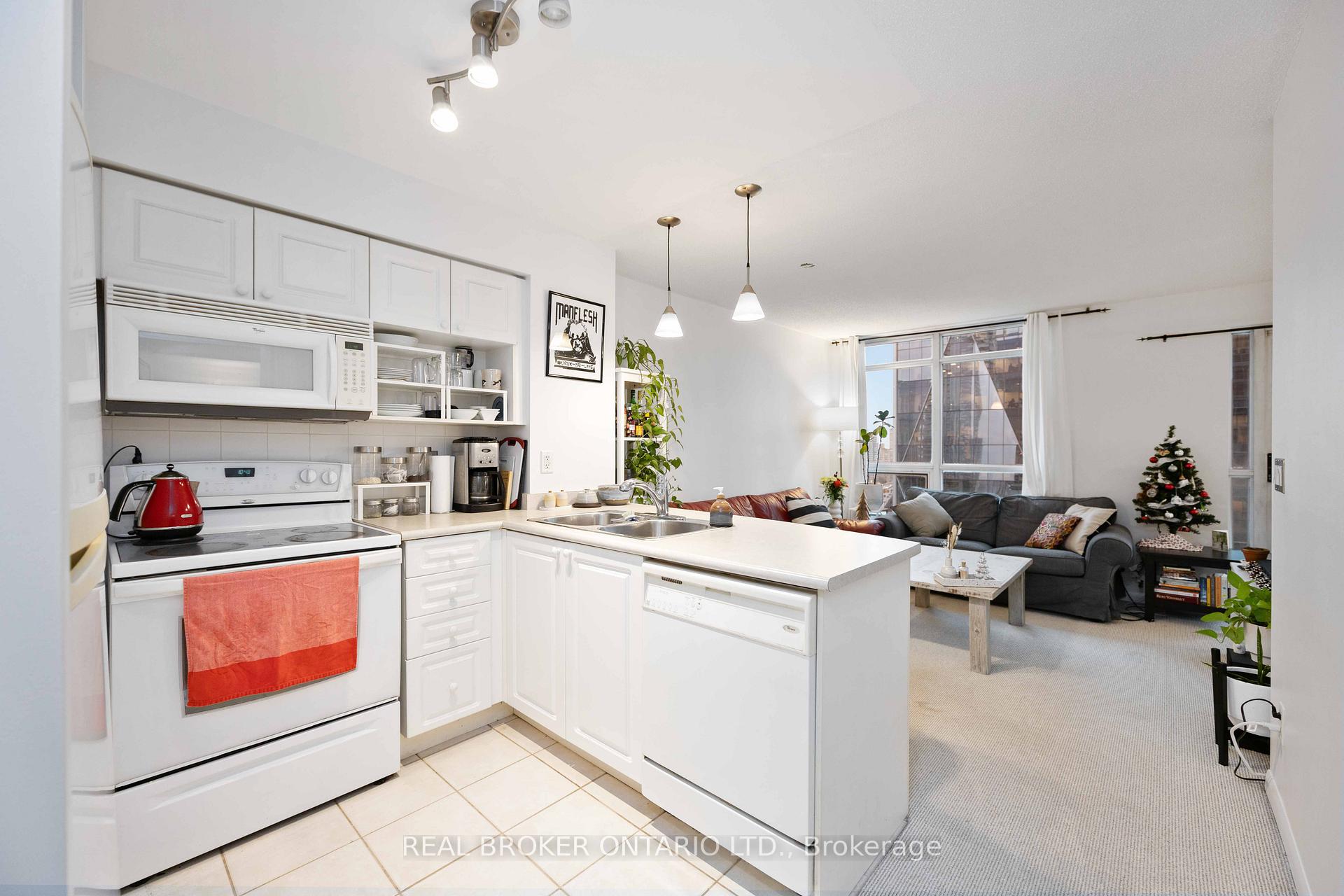 2 Bedrooms Condo at 18 Yonge,  Toronto For sale