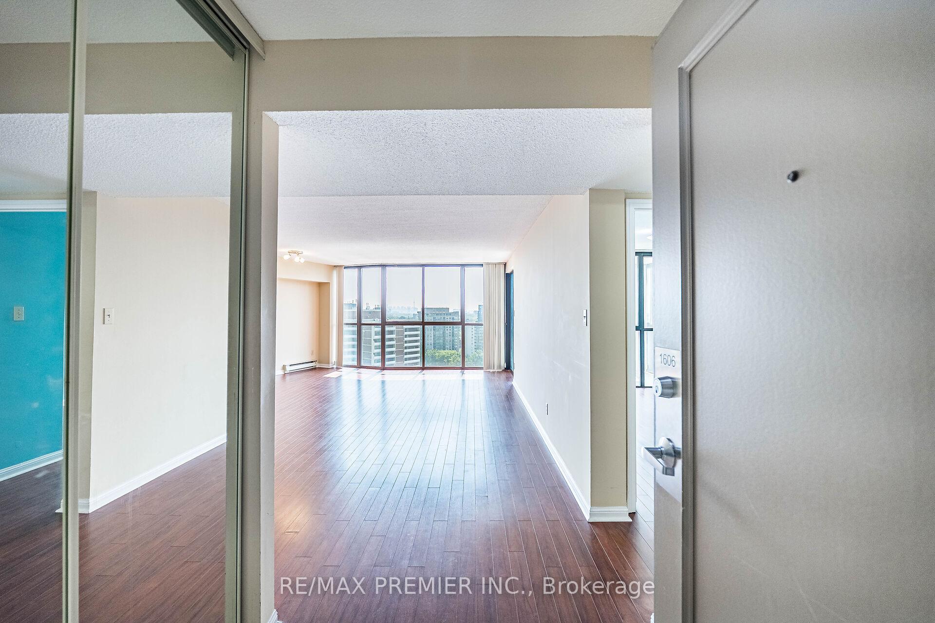 3 Bedrooms Condo at 40 Richview, Toronto For sale