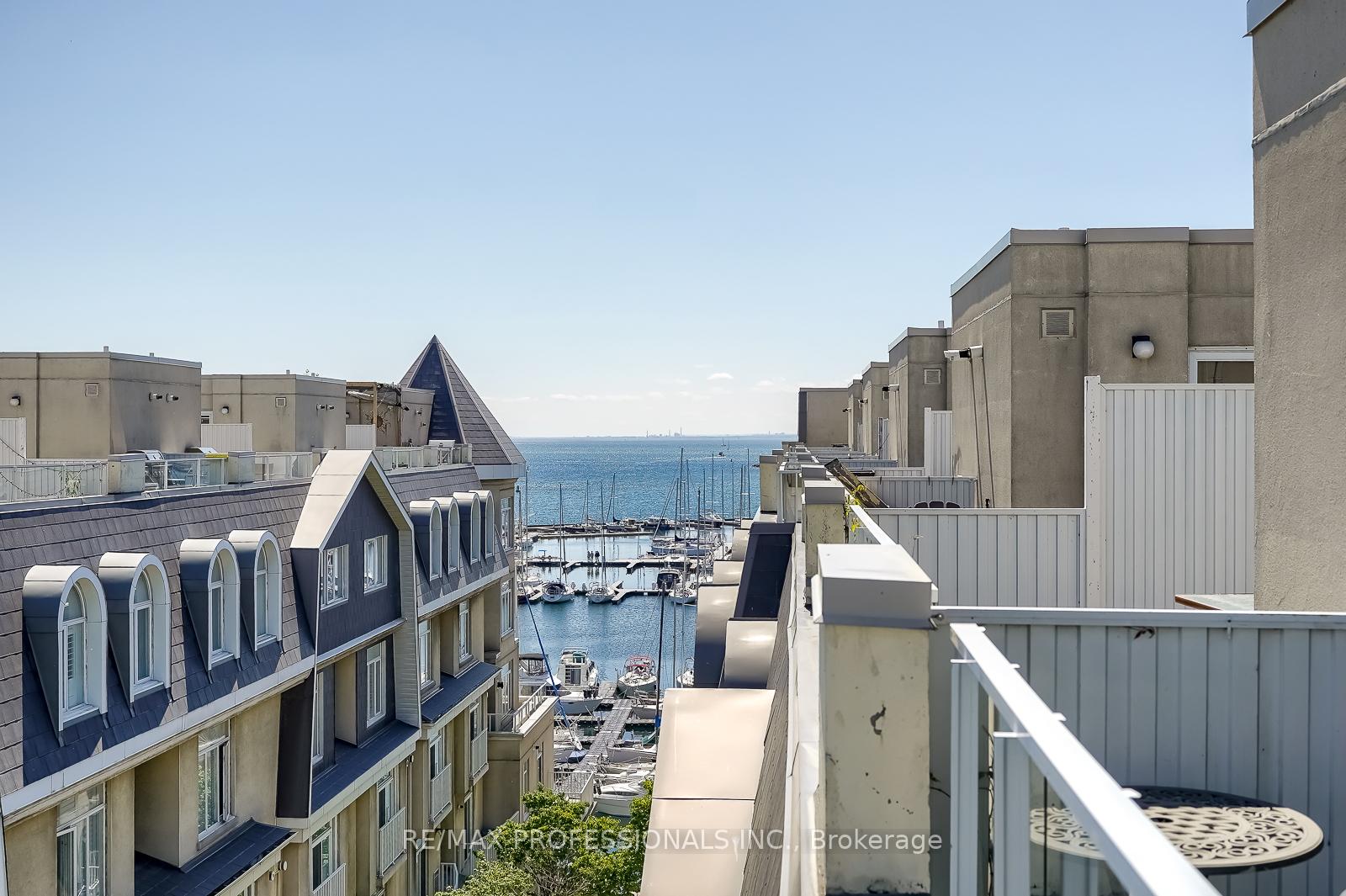 3 Bedrooms Condo at 32 Stadium, Toronto For sale