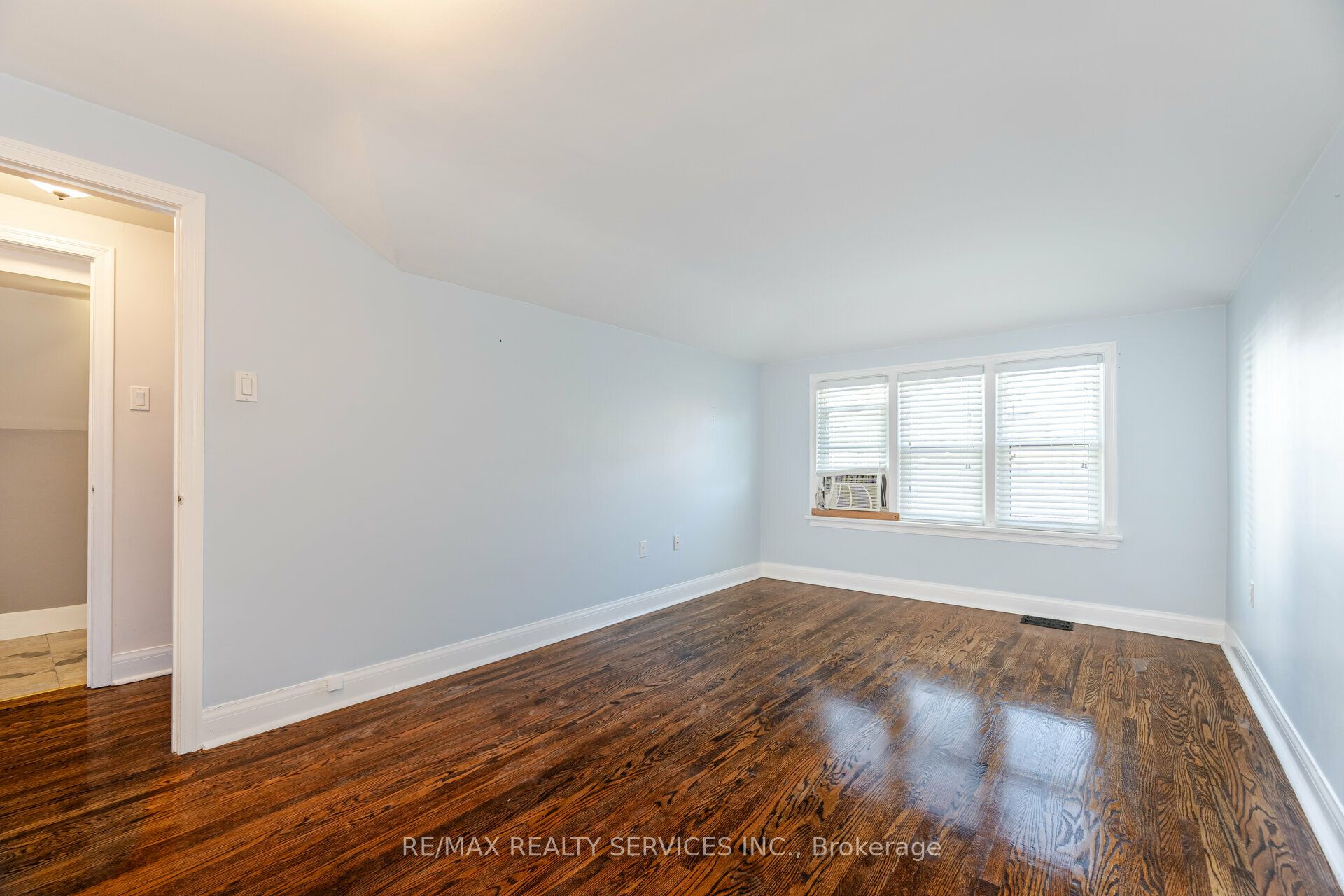 18 Wellington Street W