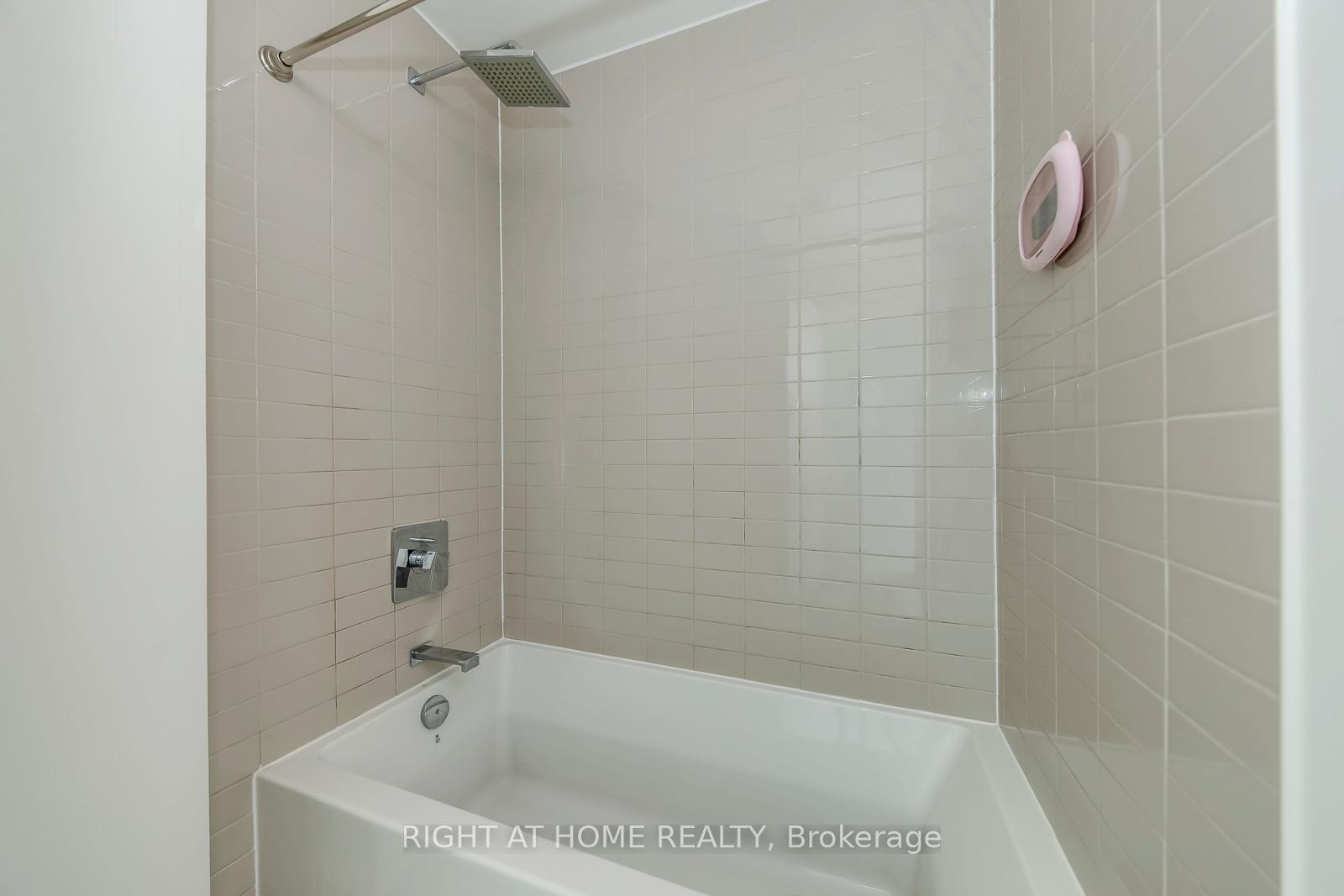 2 Bedrooms Condo at 2916 Highway 7, Vaughan For sale