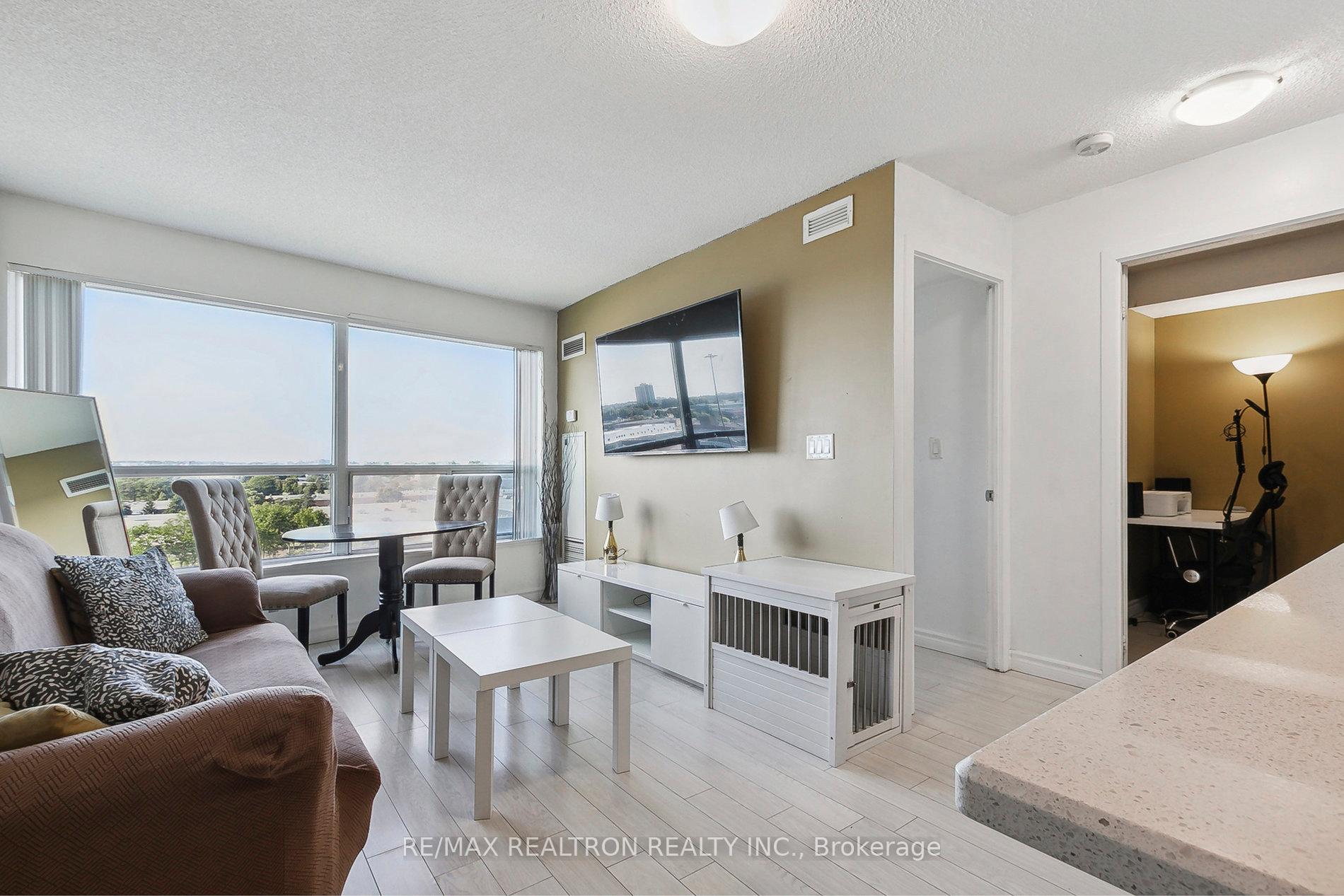 2 Bedrooms Condo at 36 Lee Centre, Toronto For sale