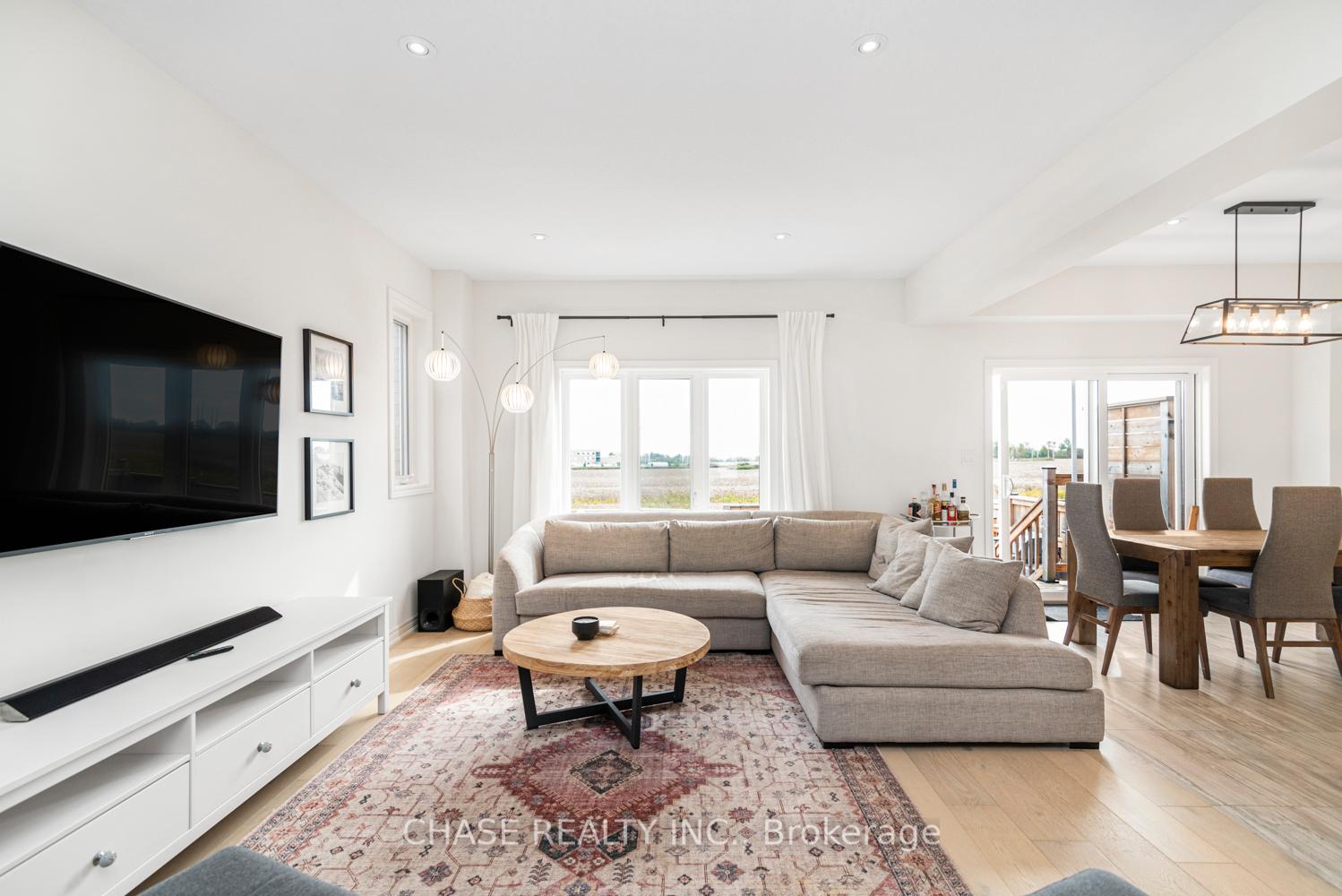 8 Bedrooms Condo at 120 Vineberg,  Hamilton For sale