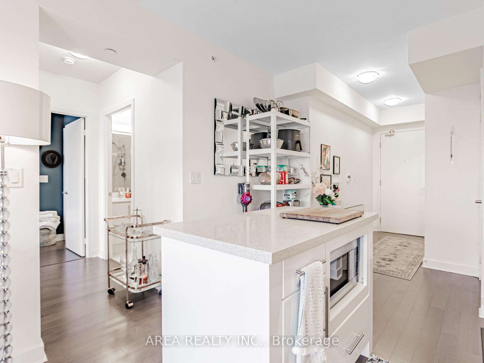 2 Bedrooms Condo at 58 Orchard View, Toronto For sale