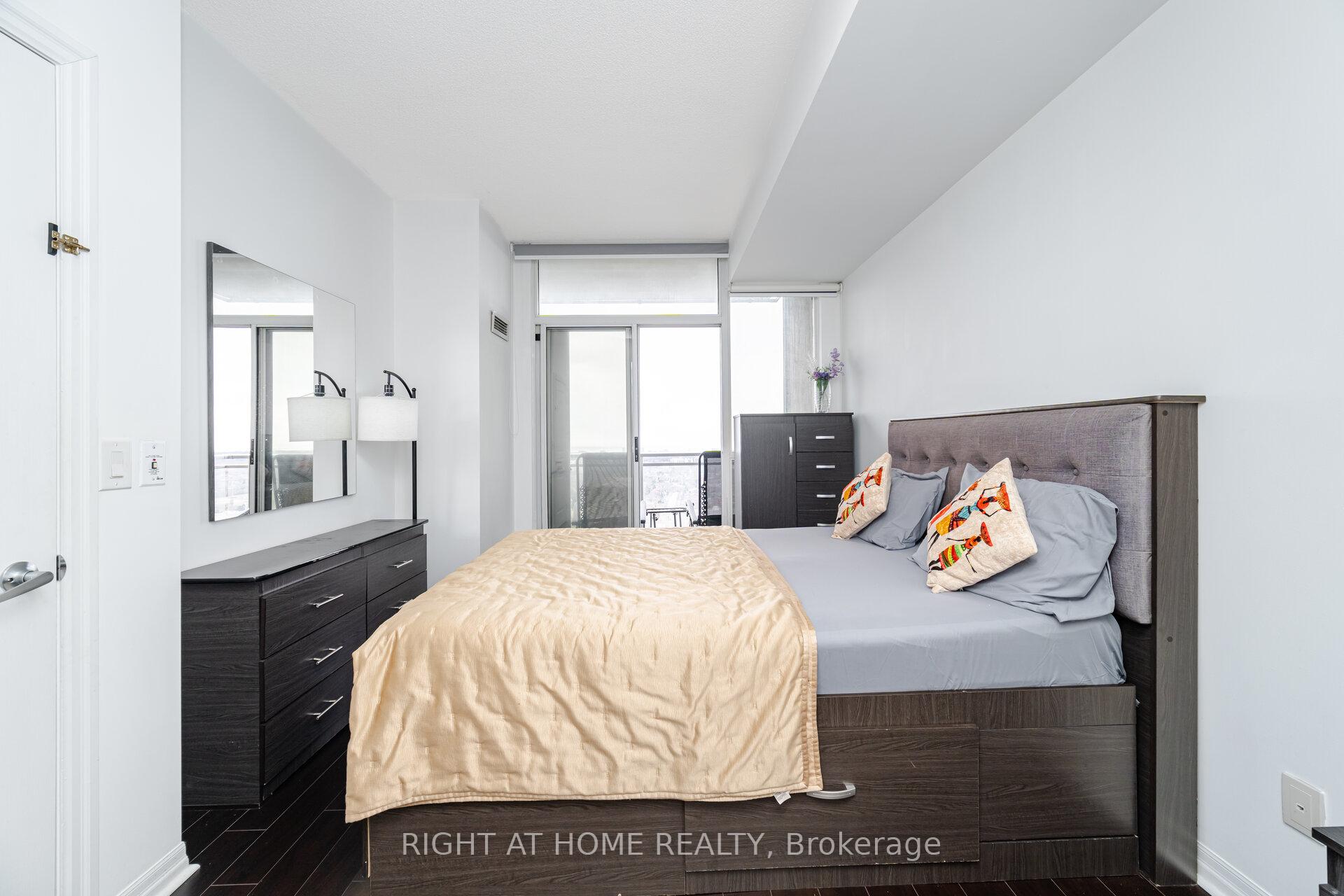 2 Bedrooms Condo at 225 Webb, Mississauga For sale