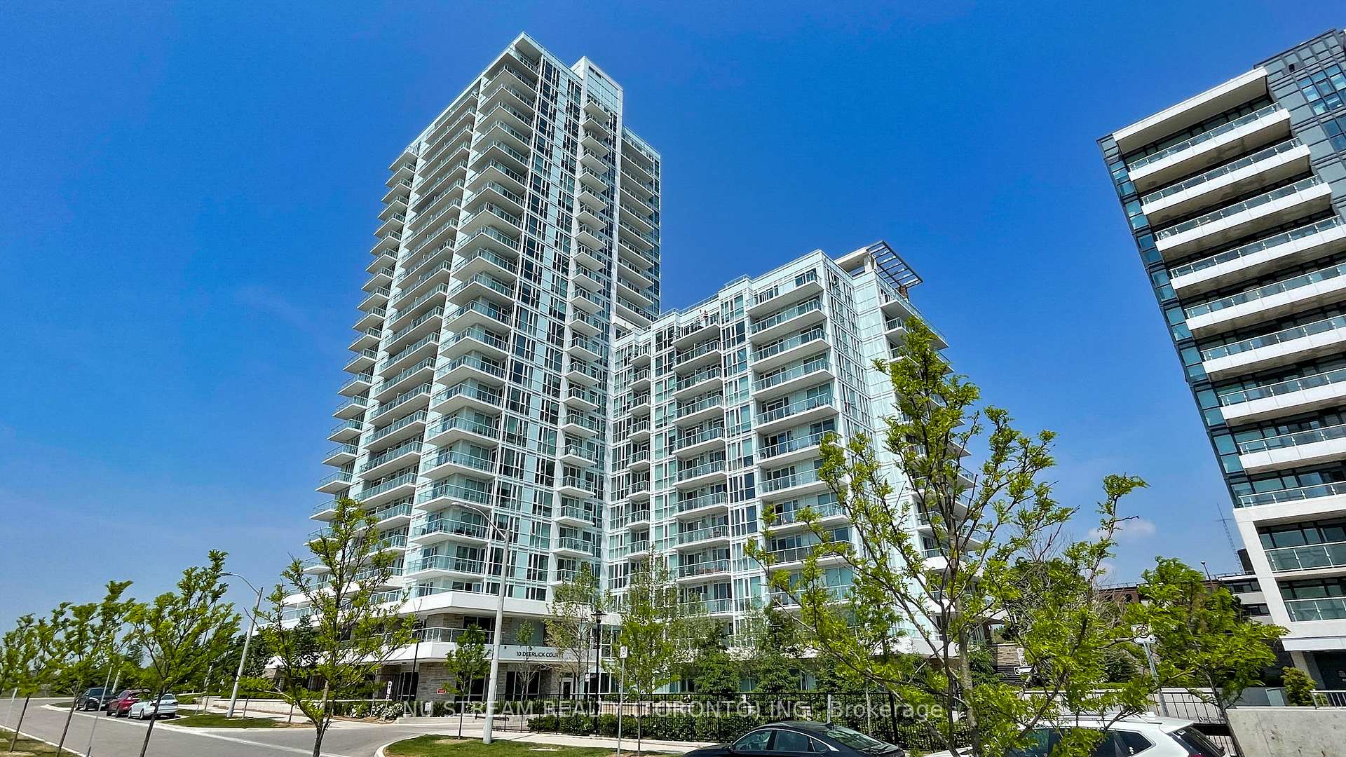 2 Bedrooms Condo at 10 Deerlick, Toronto For sale
