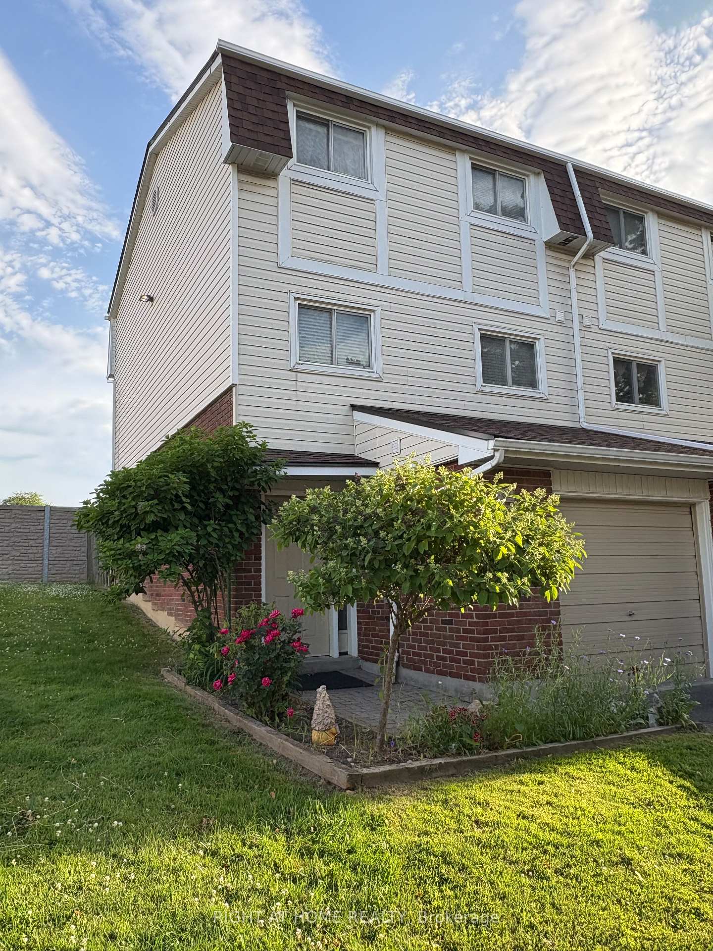 3 Bedrooms Condo at 11 Harrisford, Hamilton For sale