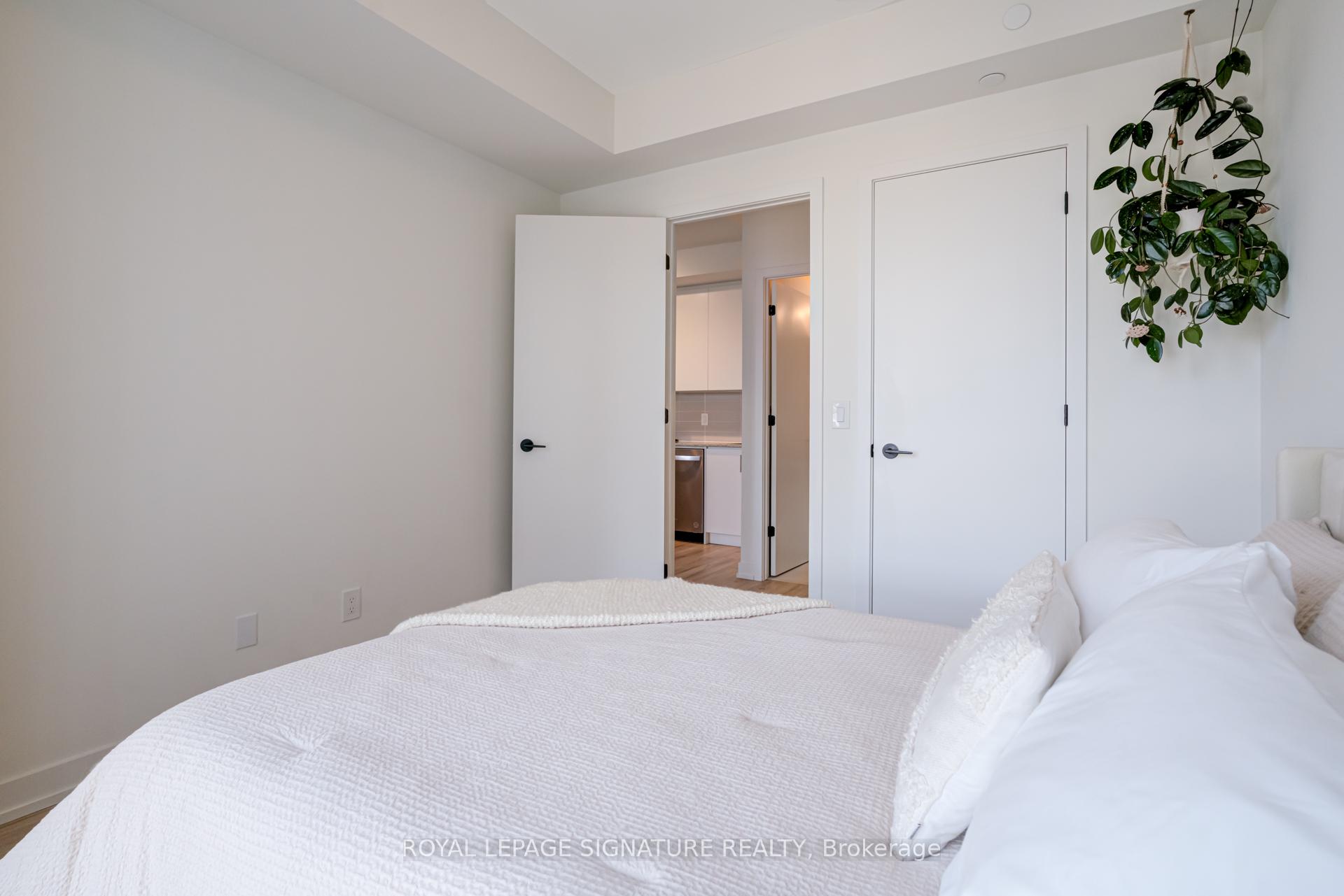2 Bedrooms Condo at 335 Wheat Boom, Oakville For sale