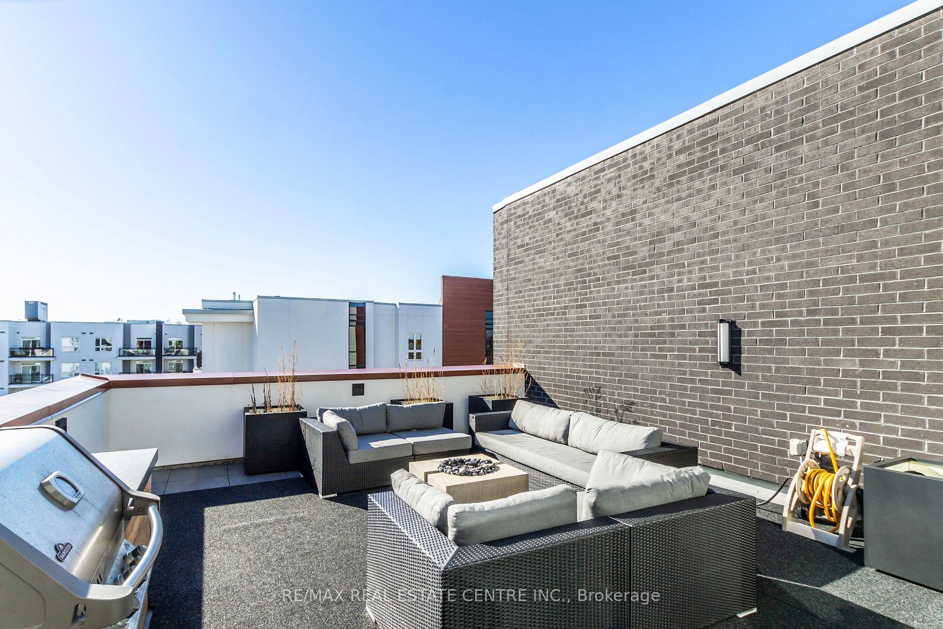 2 Bedrooms Condo at 340 Plains, Burlington For sale