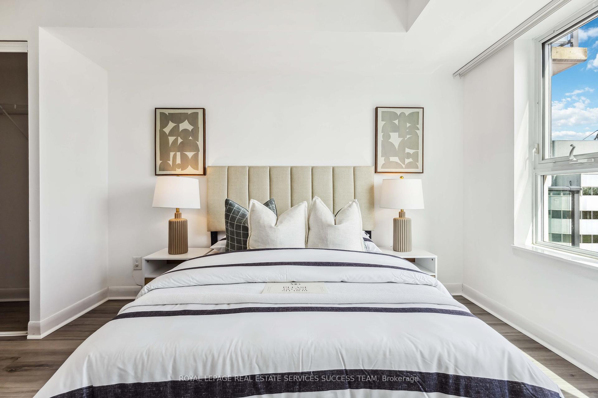 2 Bedrooms Condo at 25 Town Centre,  Toronto For sale
