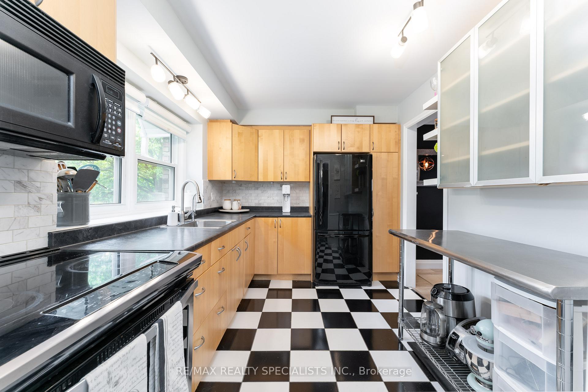 4 Bedrooms Condo at 2230 Upper Middle, Burlington For sale