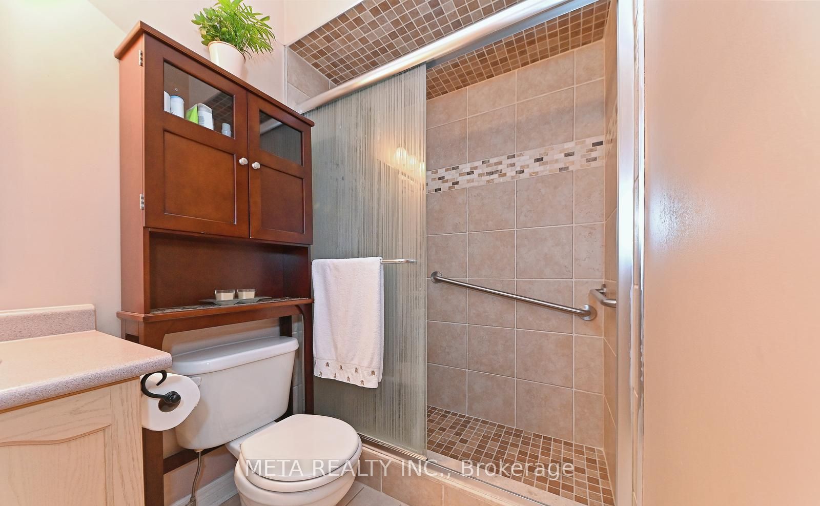 138 Van scott Drive N, #UPPER