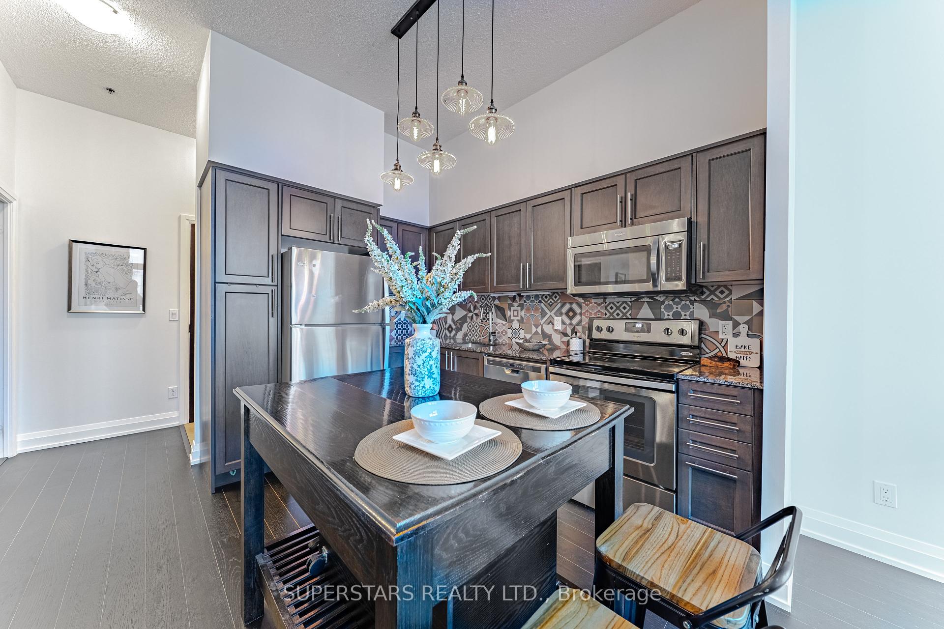 2 Bedrooms Condo at 65 Speers, Oakville For sale