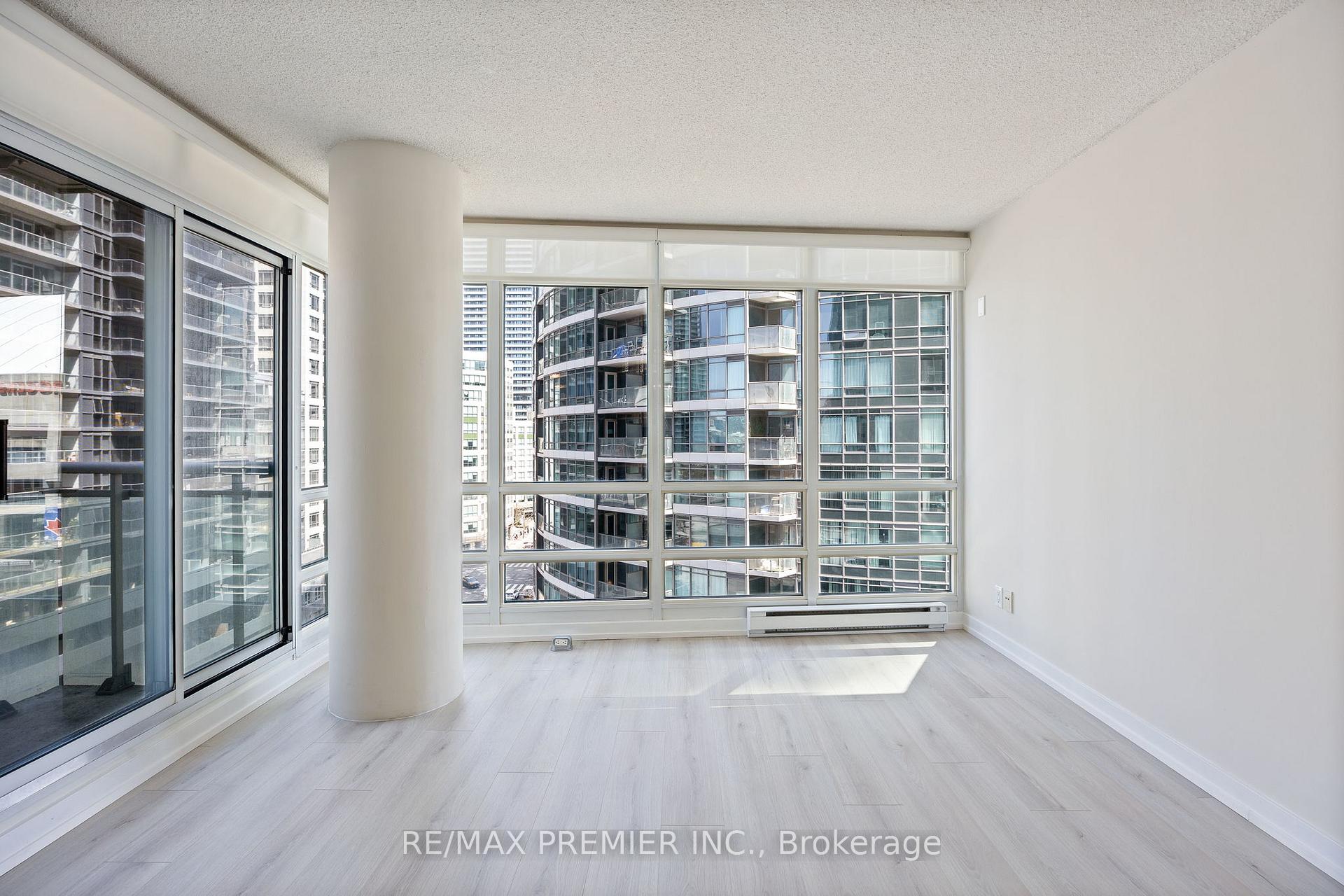 2 Bedrooms Condo at 381 Front,  Toronto For sale