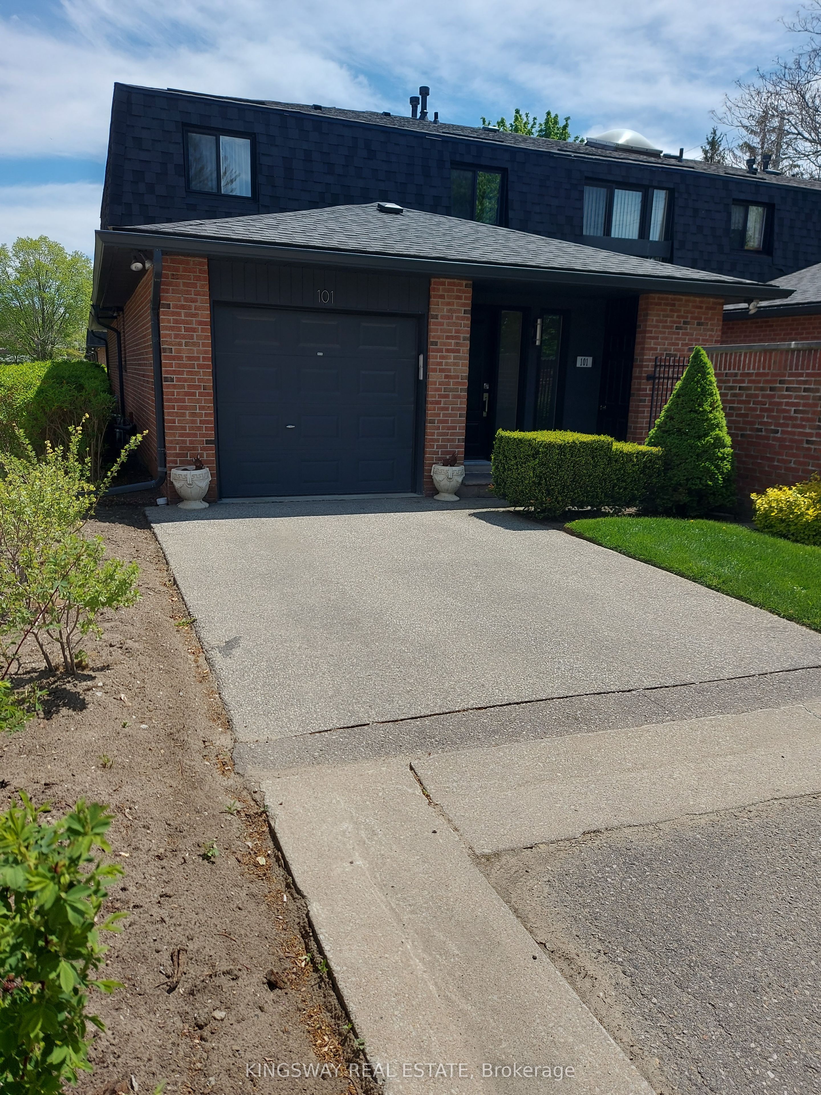 20 Mineola Road E, #101