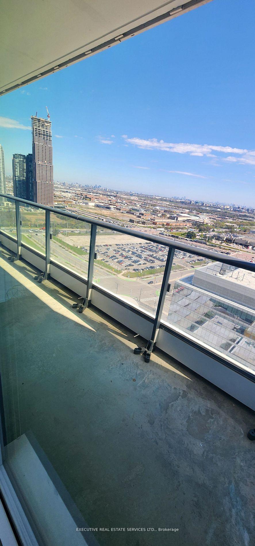 3 Bedrooms Condo at 5 Buttermill, Vaughan For sale