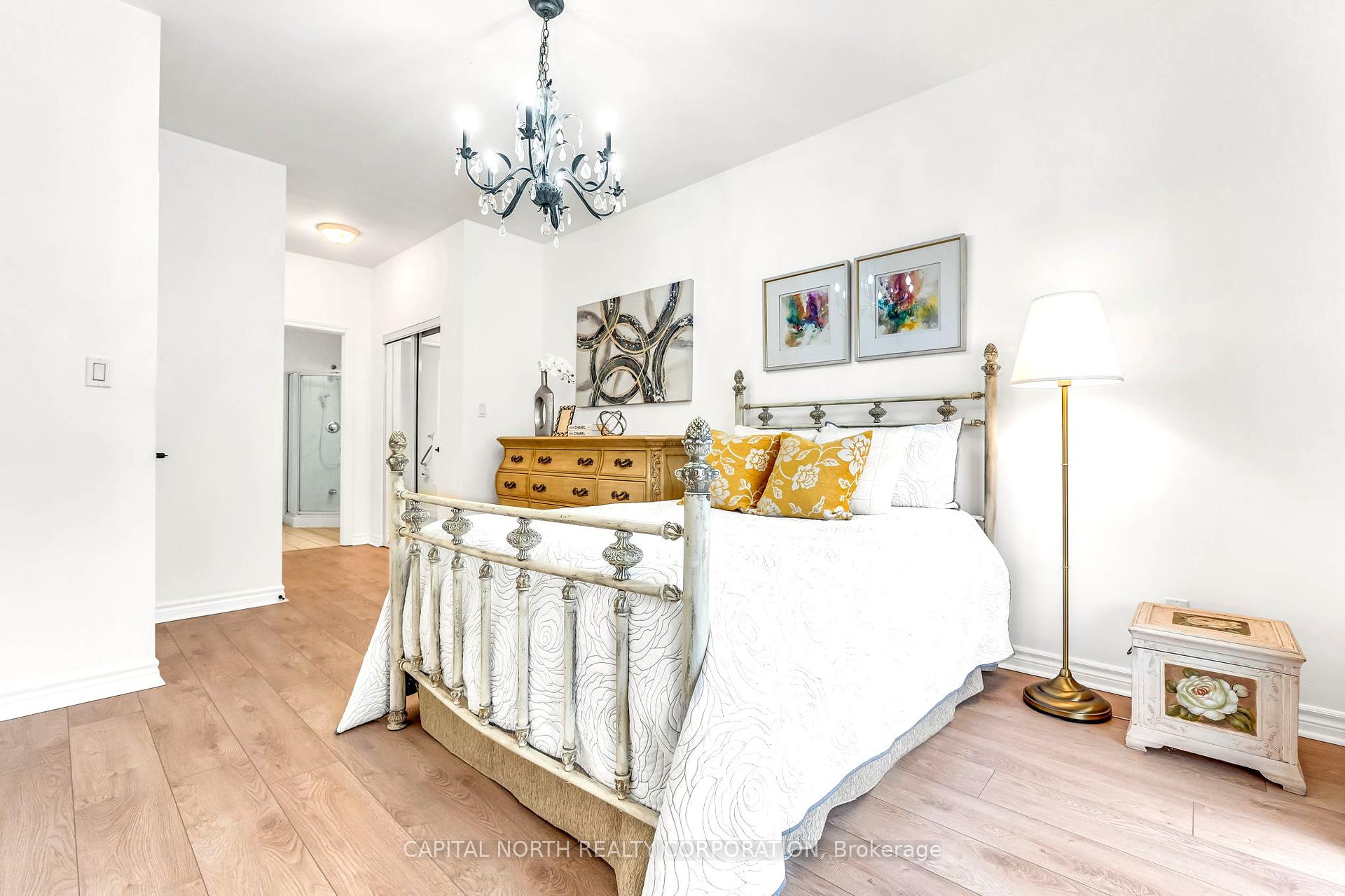 3 Bedrooms Condo at 33 Wallace, Vaughan For sale