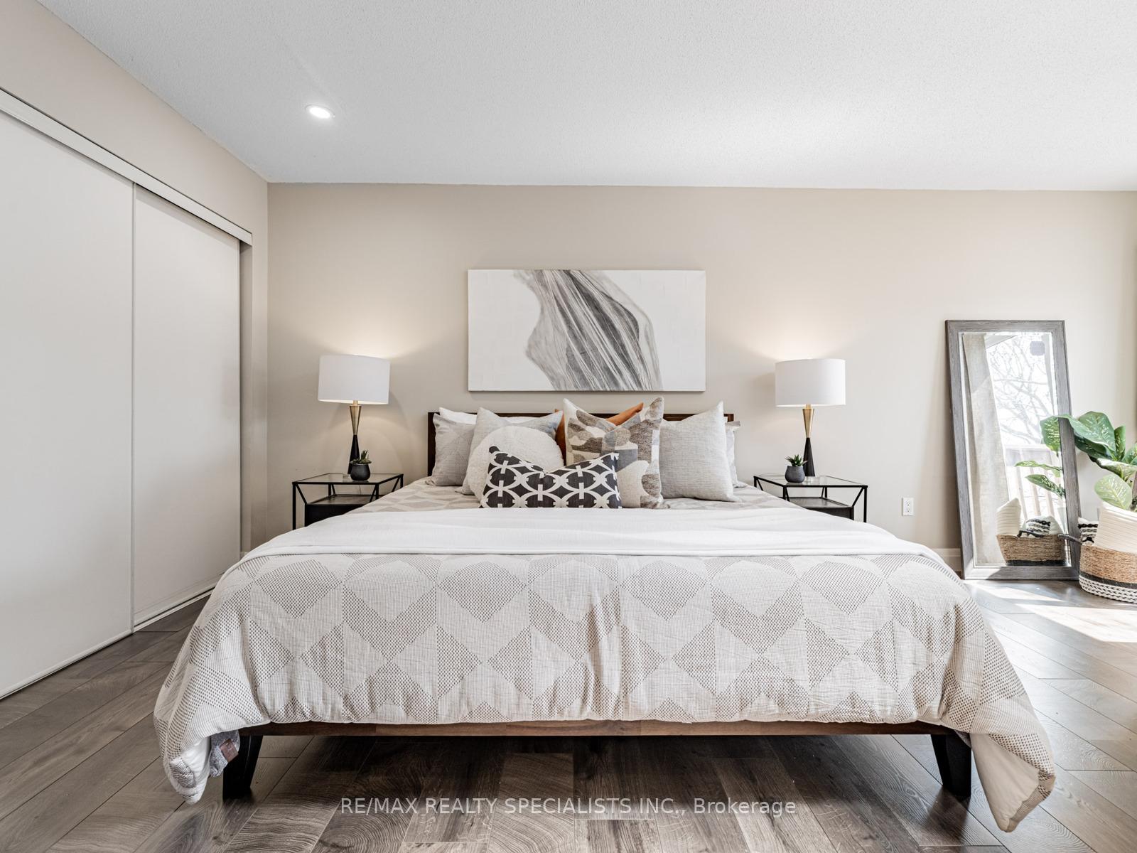 2 Bedrooms Condo at 2055 WALKERS, Burlington For sale