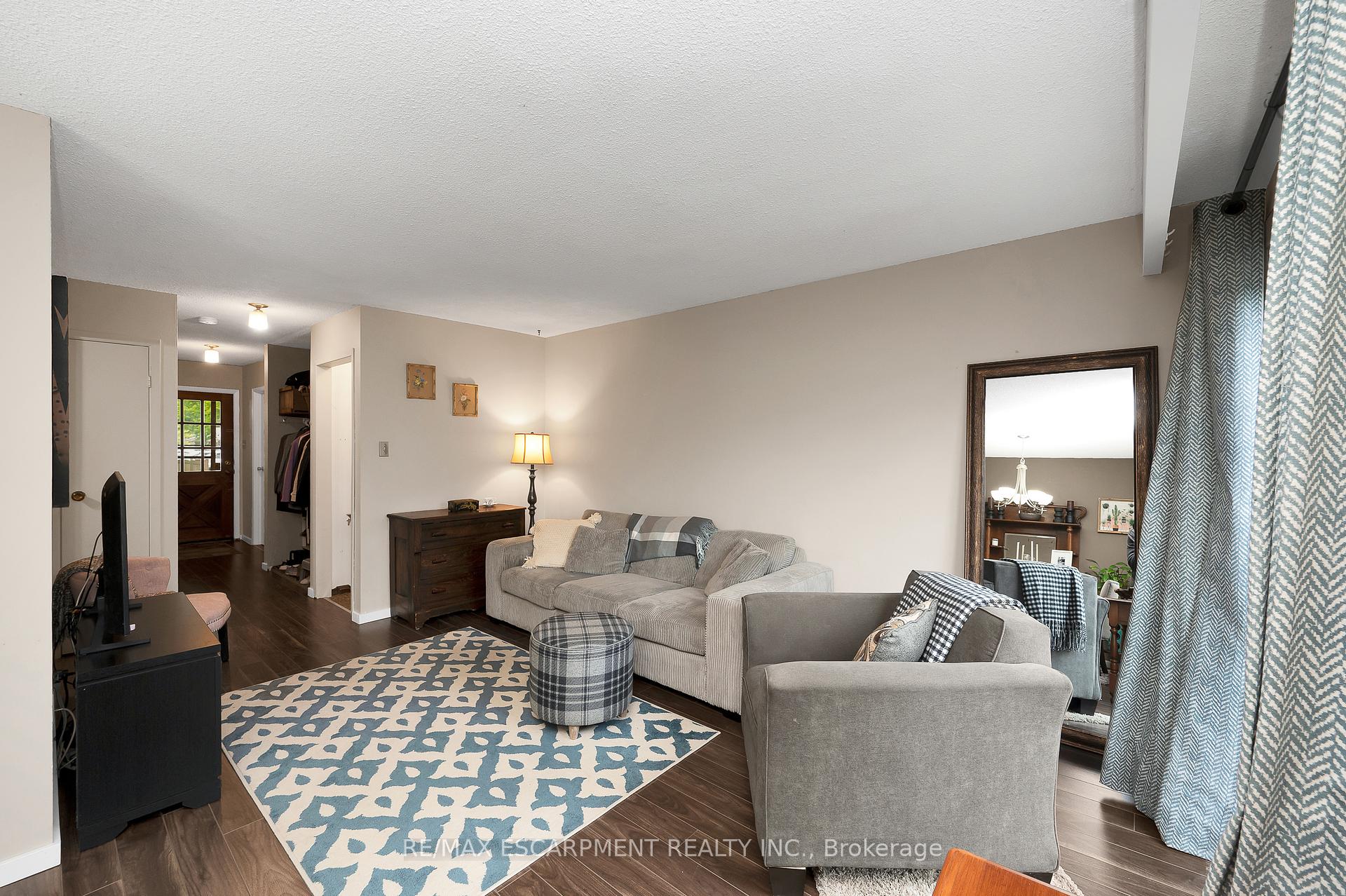 3 Bedrooms Condo at 5017 Pinedale, Burlington For sale
