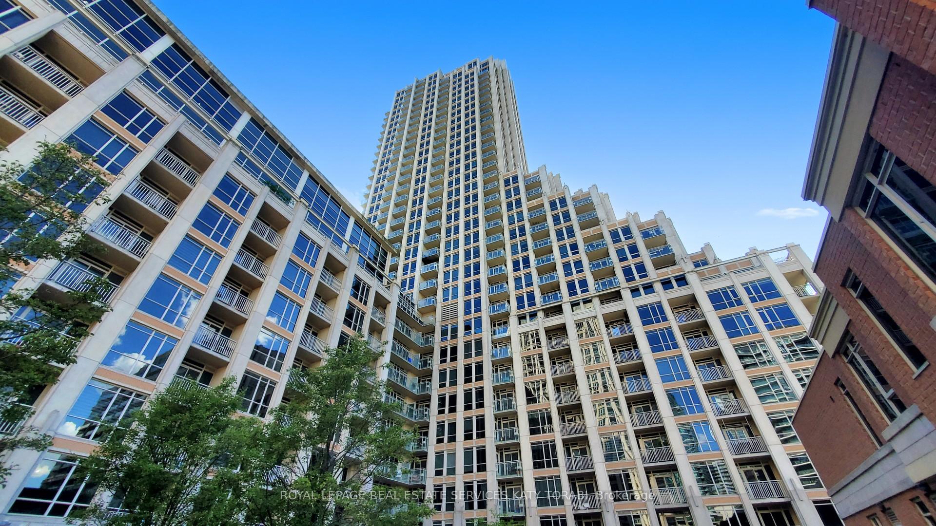 3 Bedrooms Condo at 628 Fleet, Toronto For sale