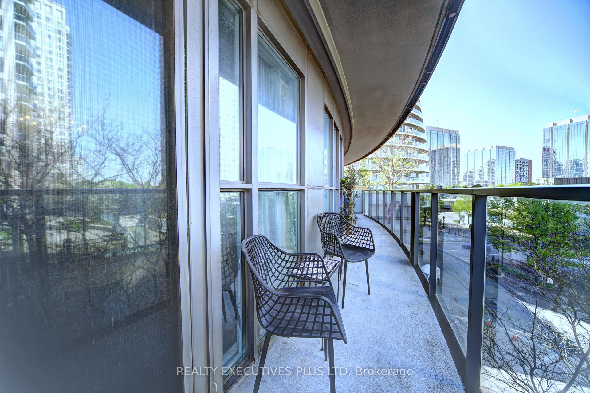 3 Bedrooms Condo at 60 Absolute, Mississauga For sale