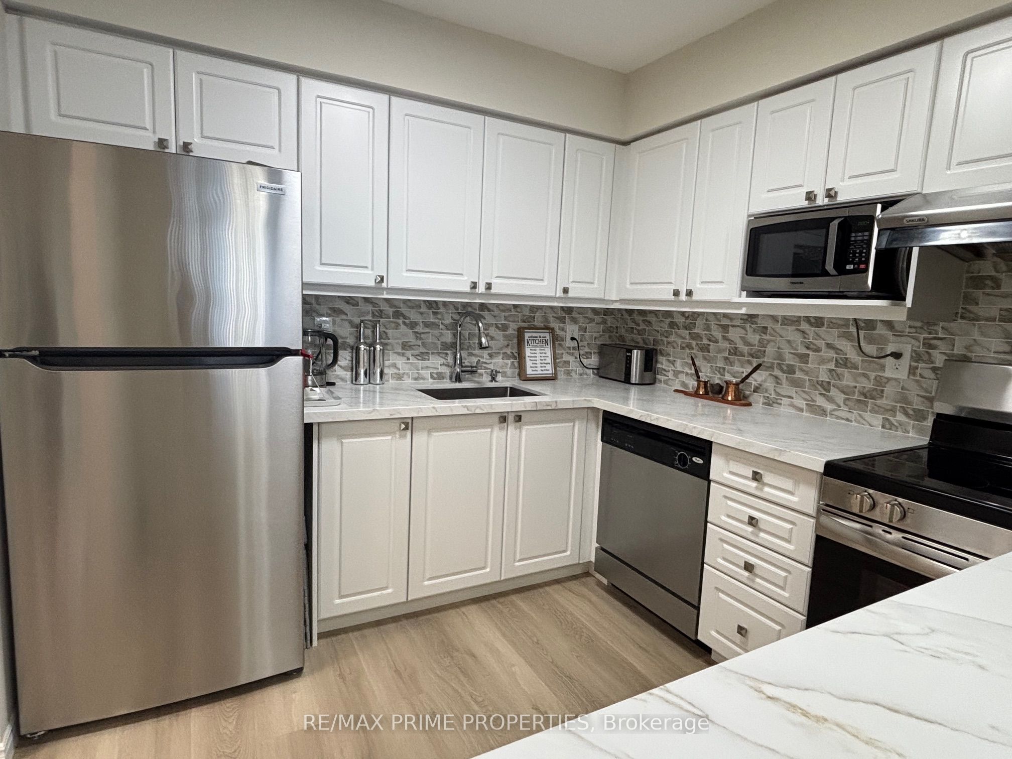 #608 - 91 Townsgate Drive, Vaughan, ON L4J 8E8