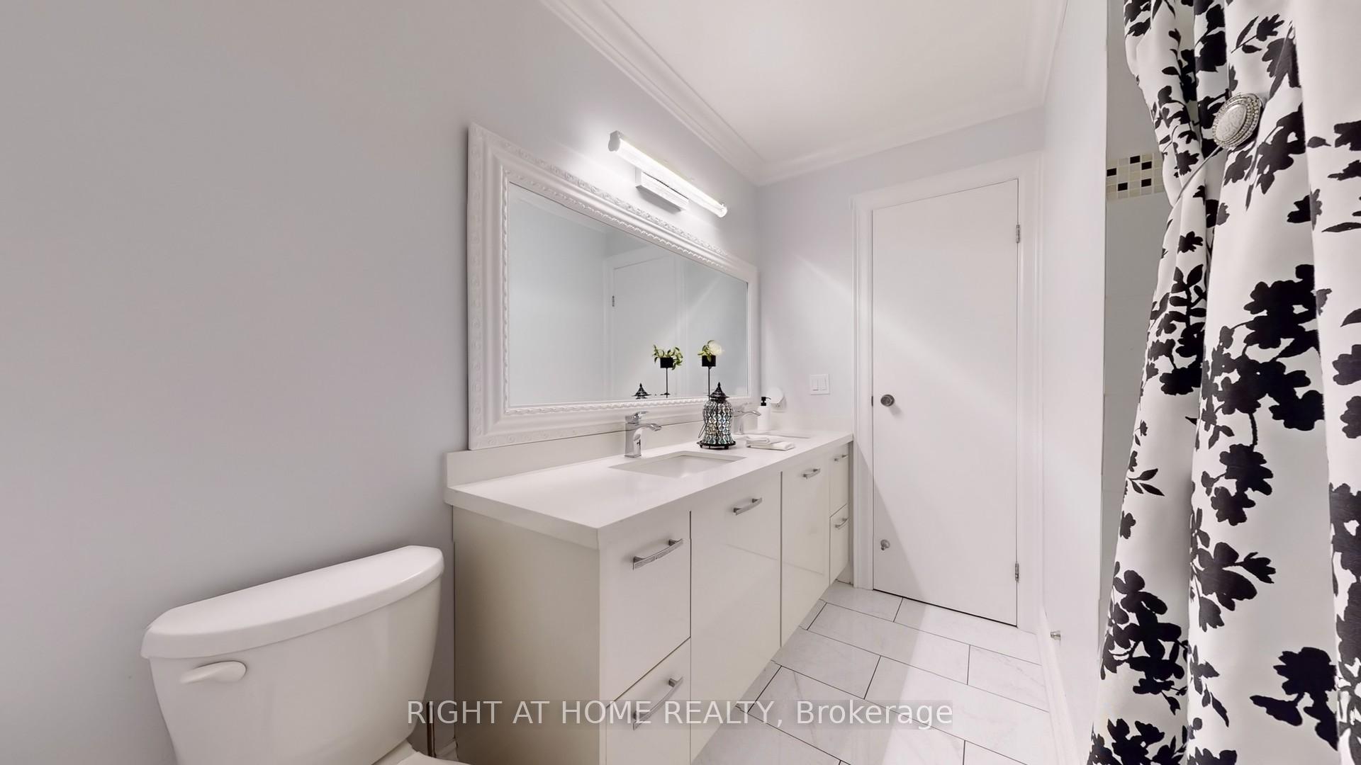 3 Bedrooms Condo at 1951 Rathburn, Mississauga For sale