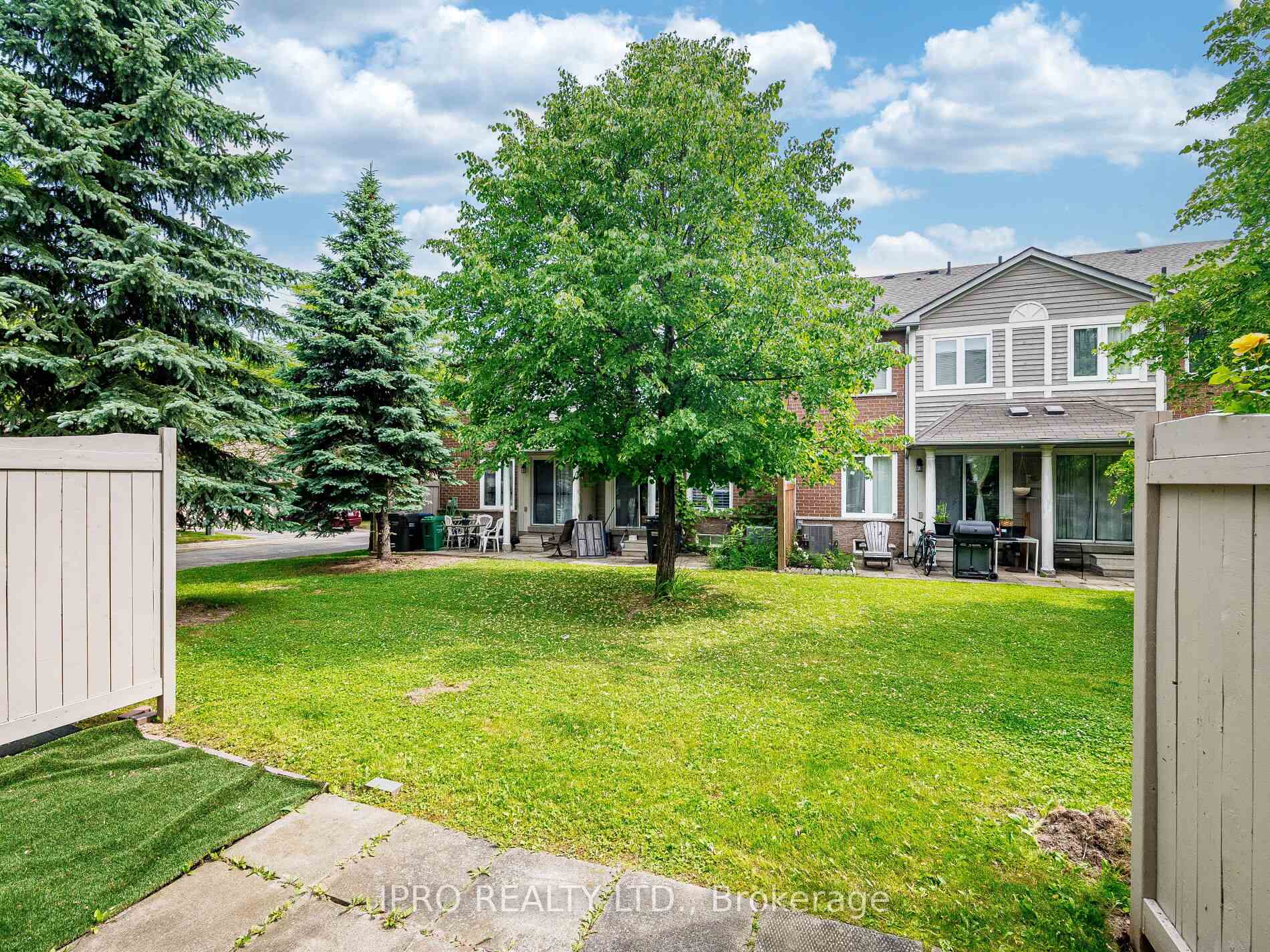 4 Bedrooms Condo at 833 Scollard, Mississauga For sale