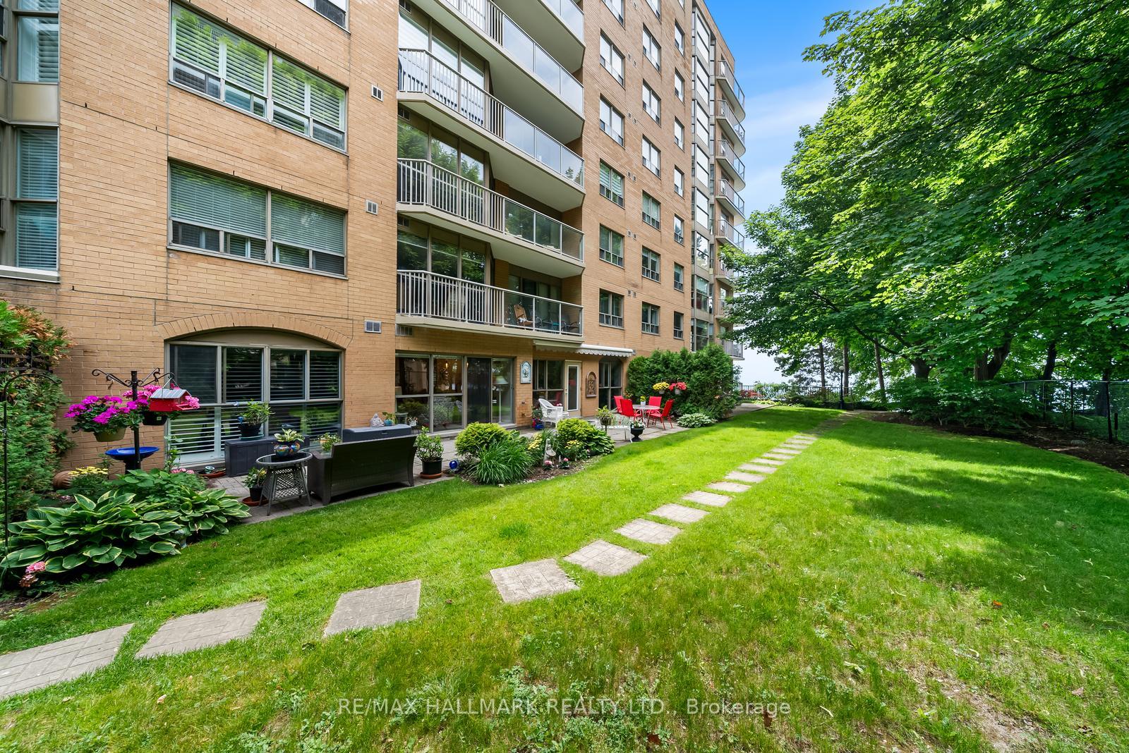 2 Bedrooms Condo at 2210 Lakeshore, Burlington For sale