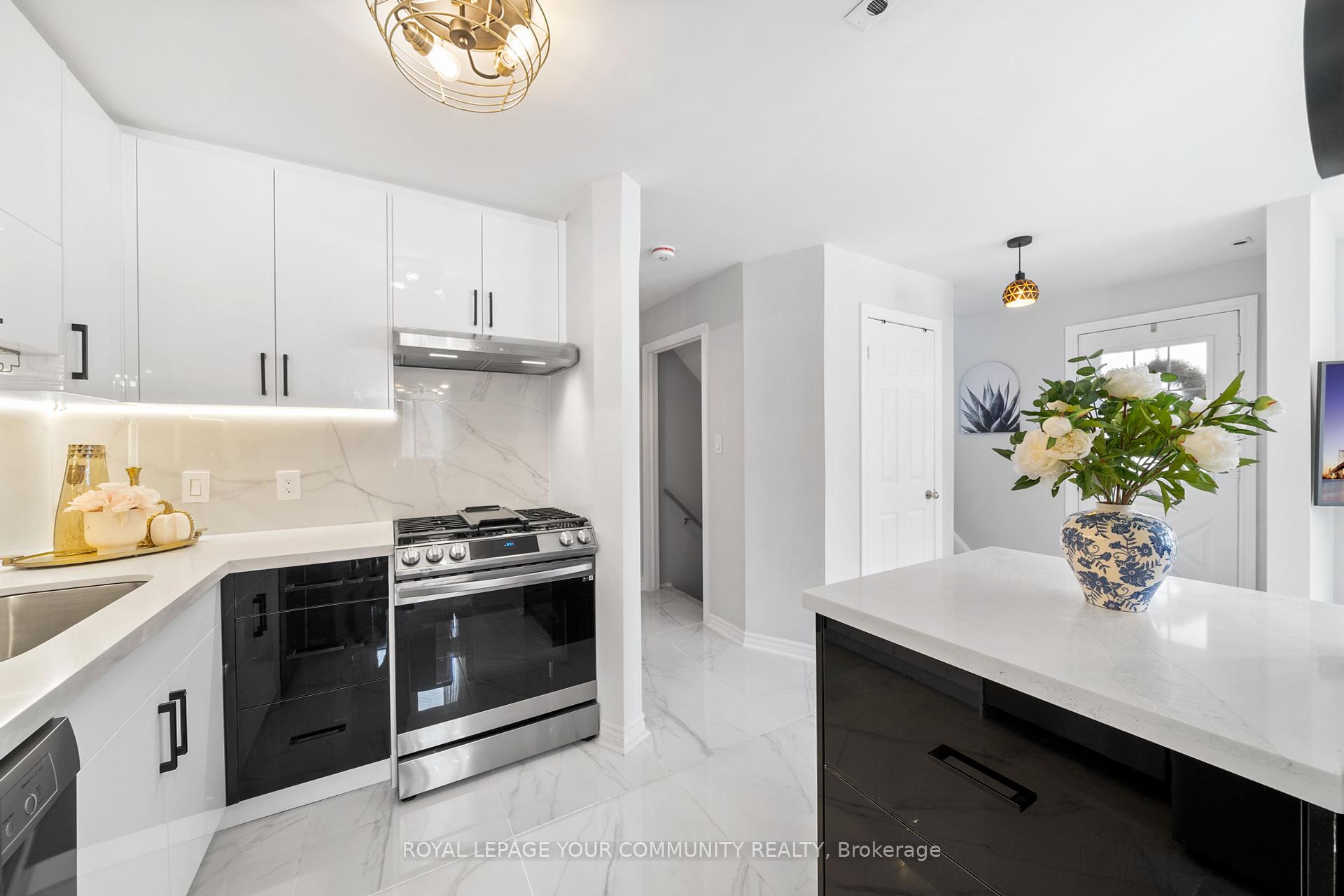 3 Bedrooms Condo at 151 Townsgate,  Vaughan For sale