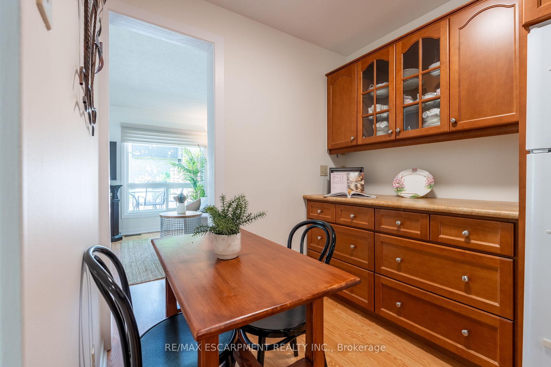 3 Bedrooms Condo at 2301 Cavendish, Burlington For sale