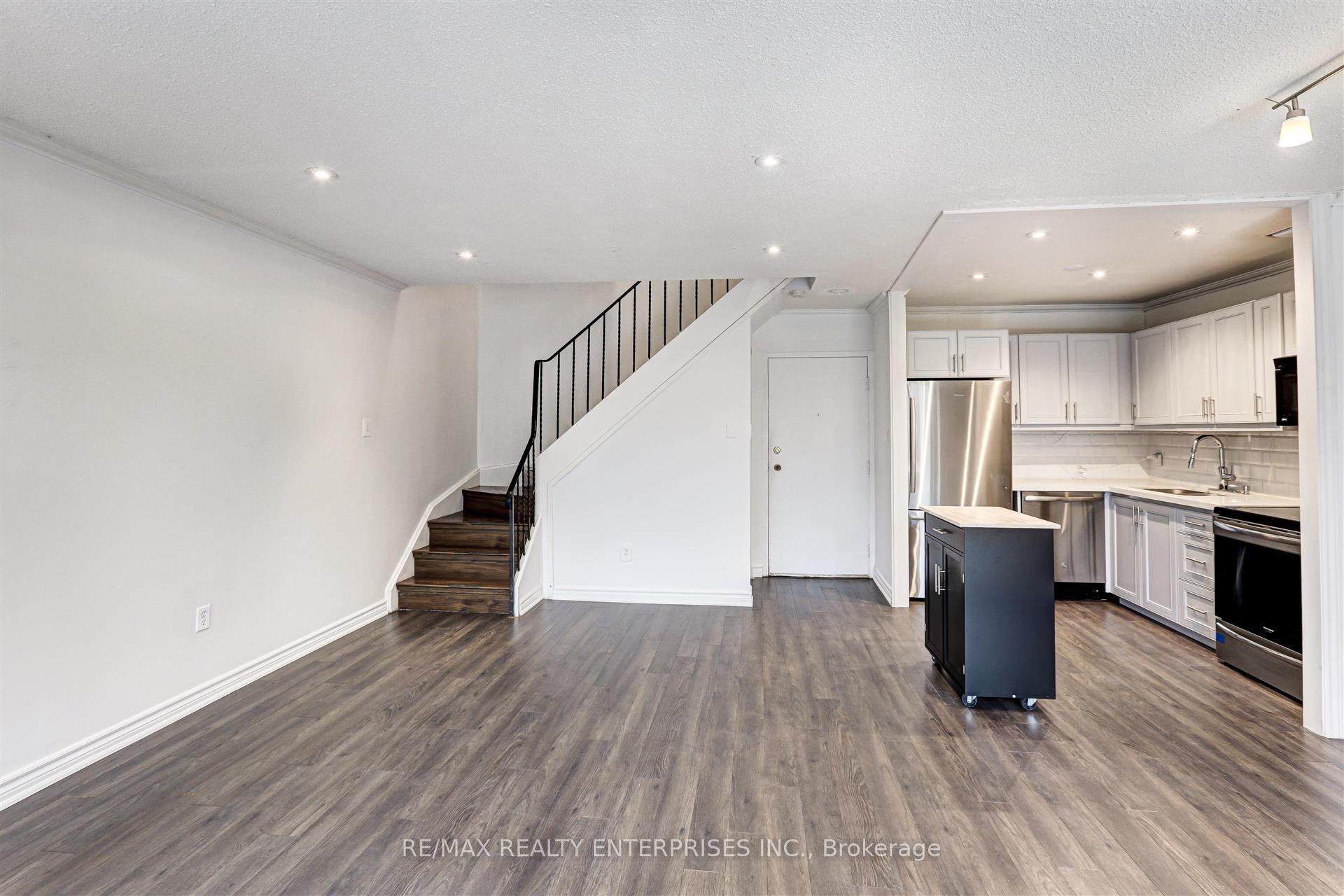3 Bedrooms Condo at 2001 Bonnymede, Mississauga For sale