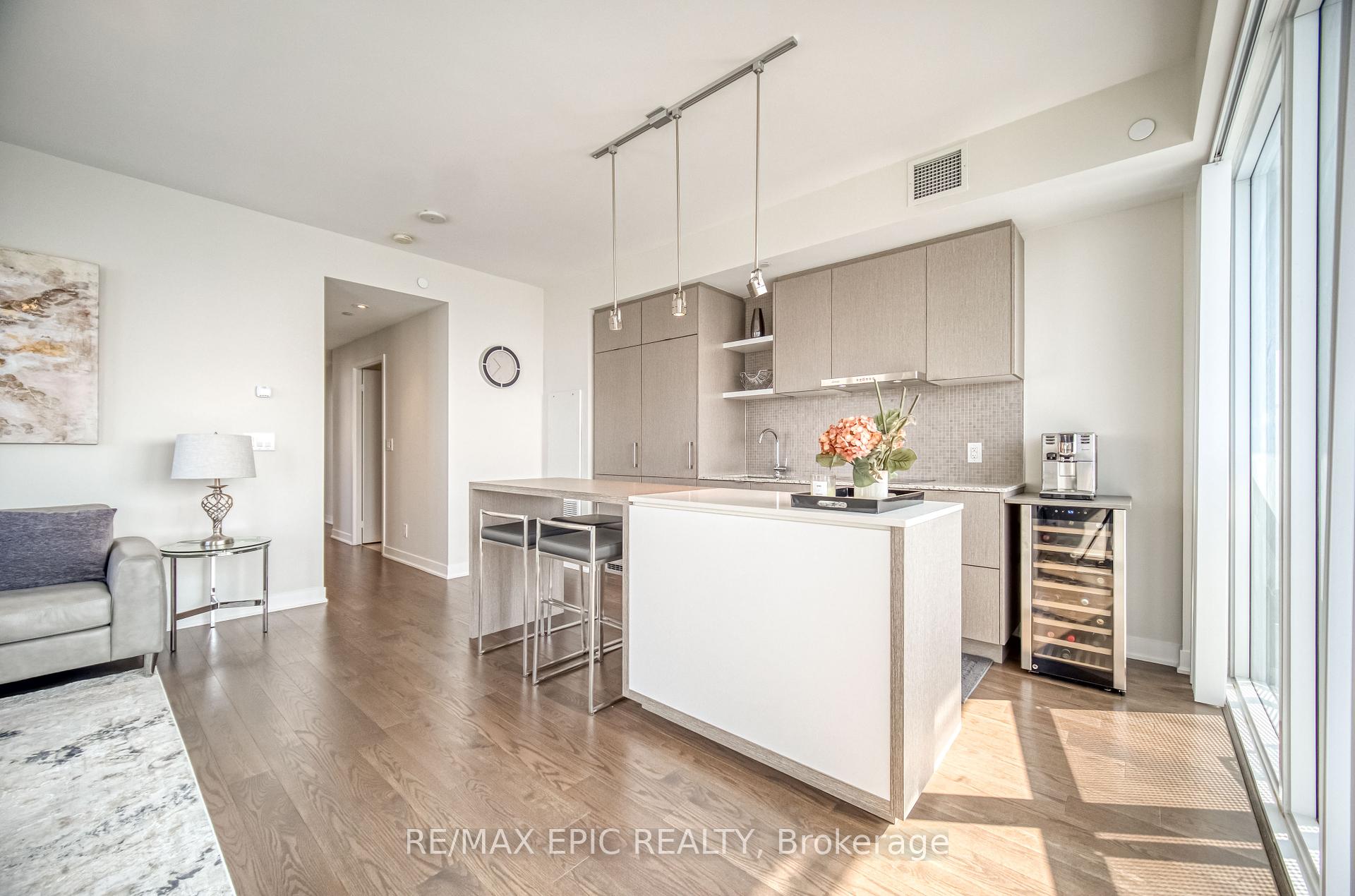3 Bedrooms Condo at 88 Harbour,  Toronto For sale
