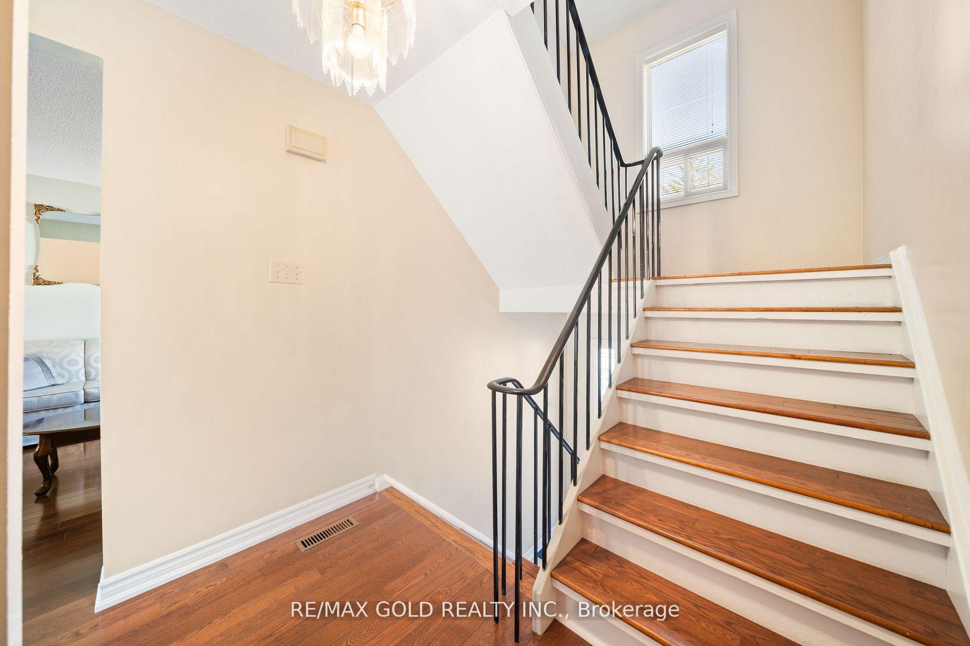 4 Bedrooms Condo at 1050 Shawnmarr, Mississauga For sale